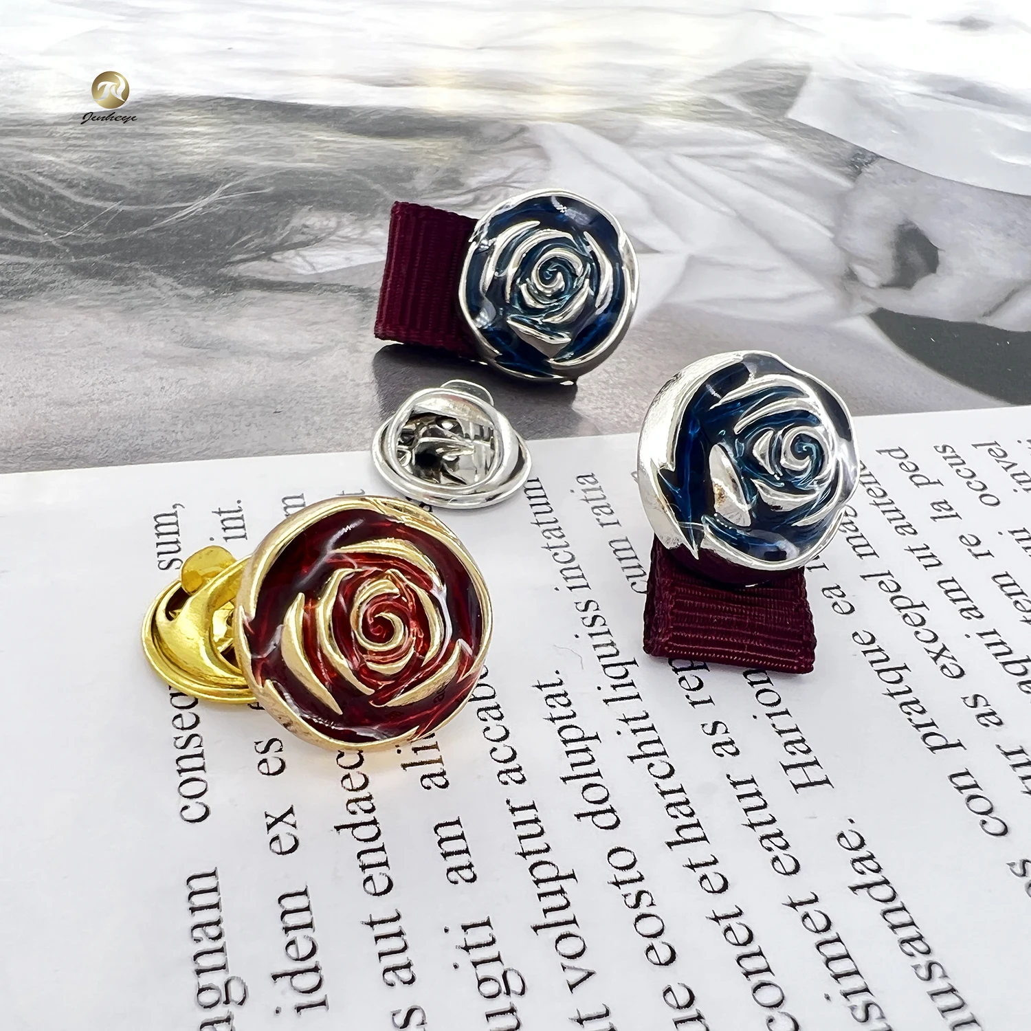 New Design Custom Gold Silver Metal Pin Red Green Enamel Round Rose Pattern Brooch