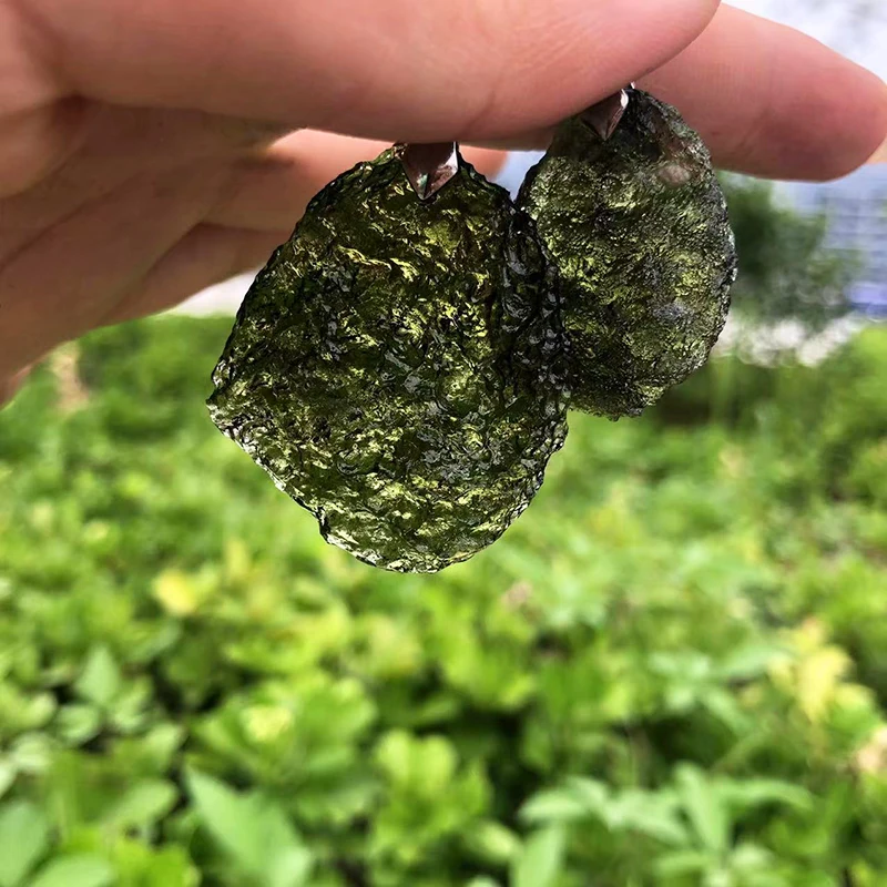 Wholesale bulk gemstone irregular stone crystal moldavite green rough stones for pendant