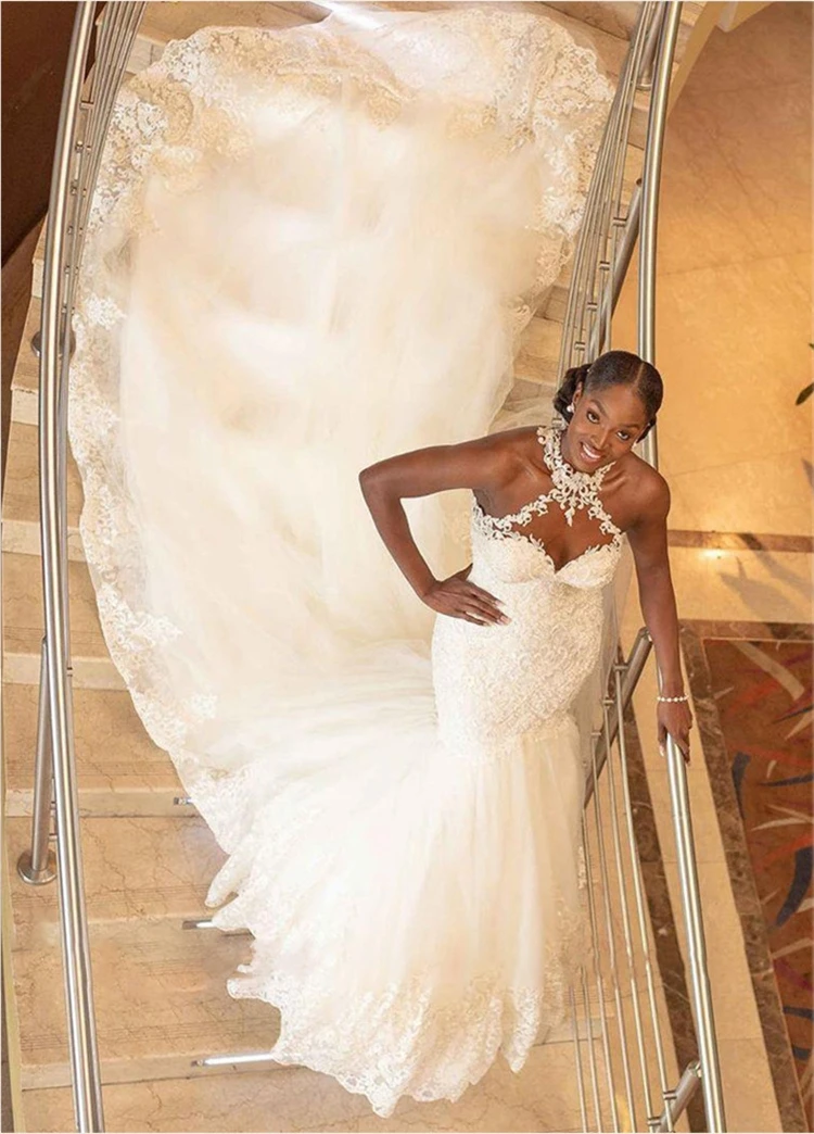 Платье свадебное с юбкой-годе кружевное V-образным вырезом и открытой