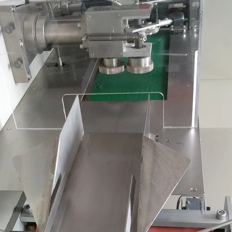 Low price horizontal spoon toy flow bag packaging machine sales