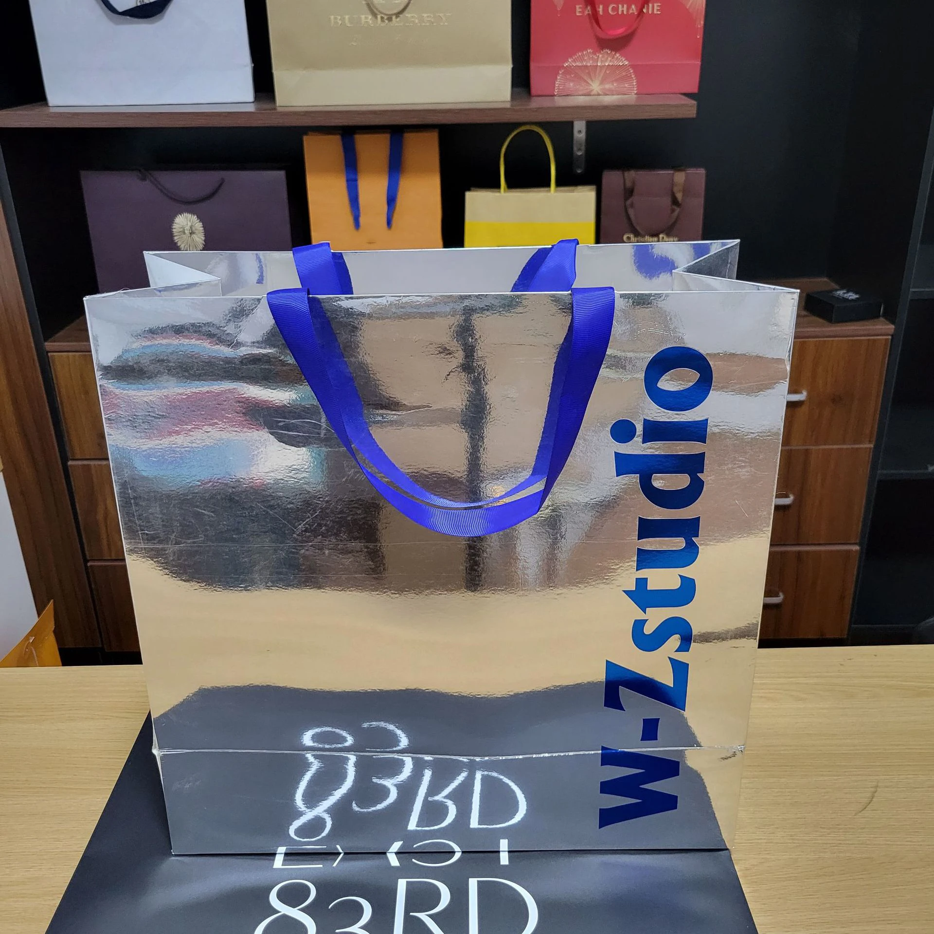 Customized Fashion Mirror Silver Handle Paper Bag Advertising White Cardboard Shopping Gift Paper Tote Bag