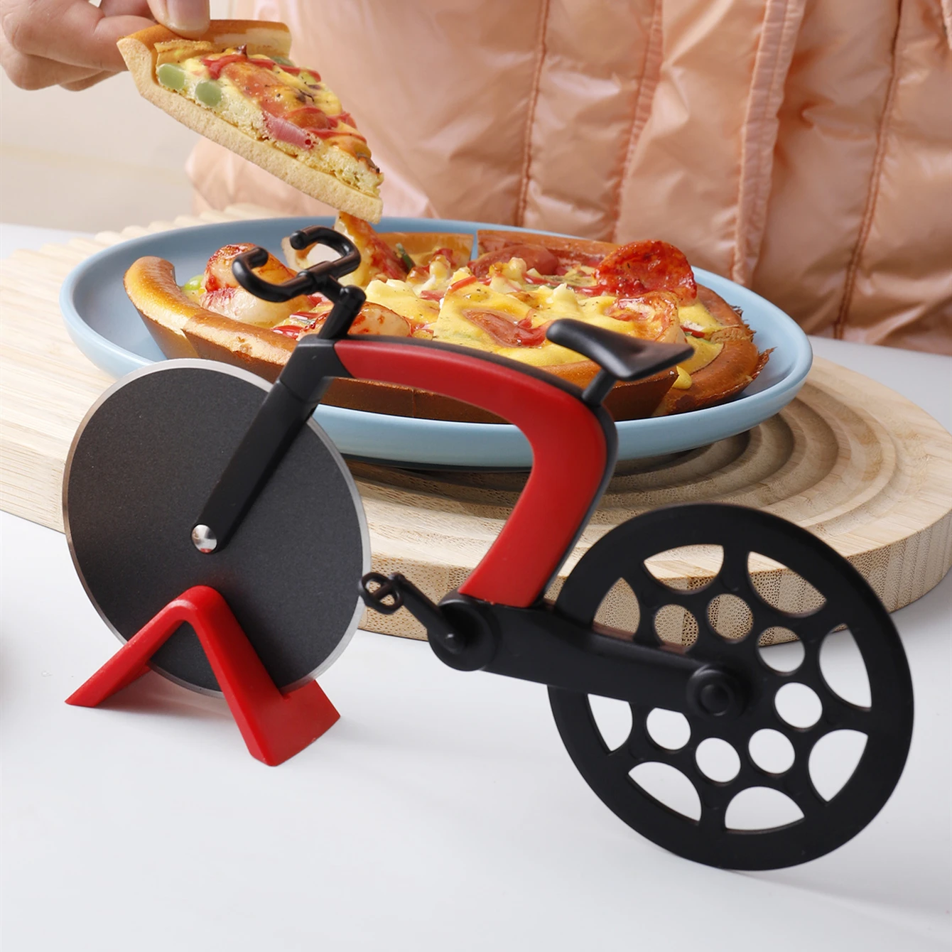 Custom logo dough cutter wheel stainless steel bike pizza slicer with a stand