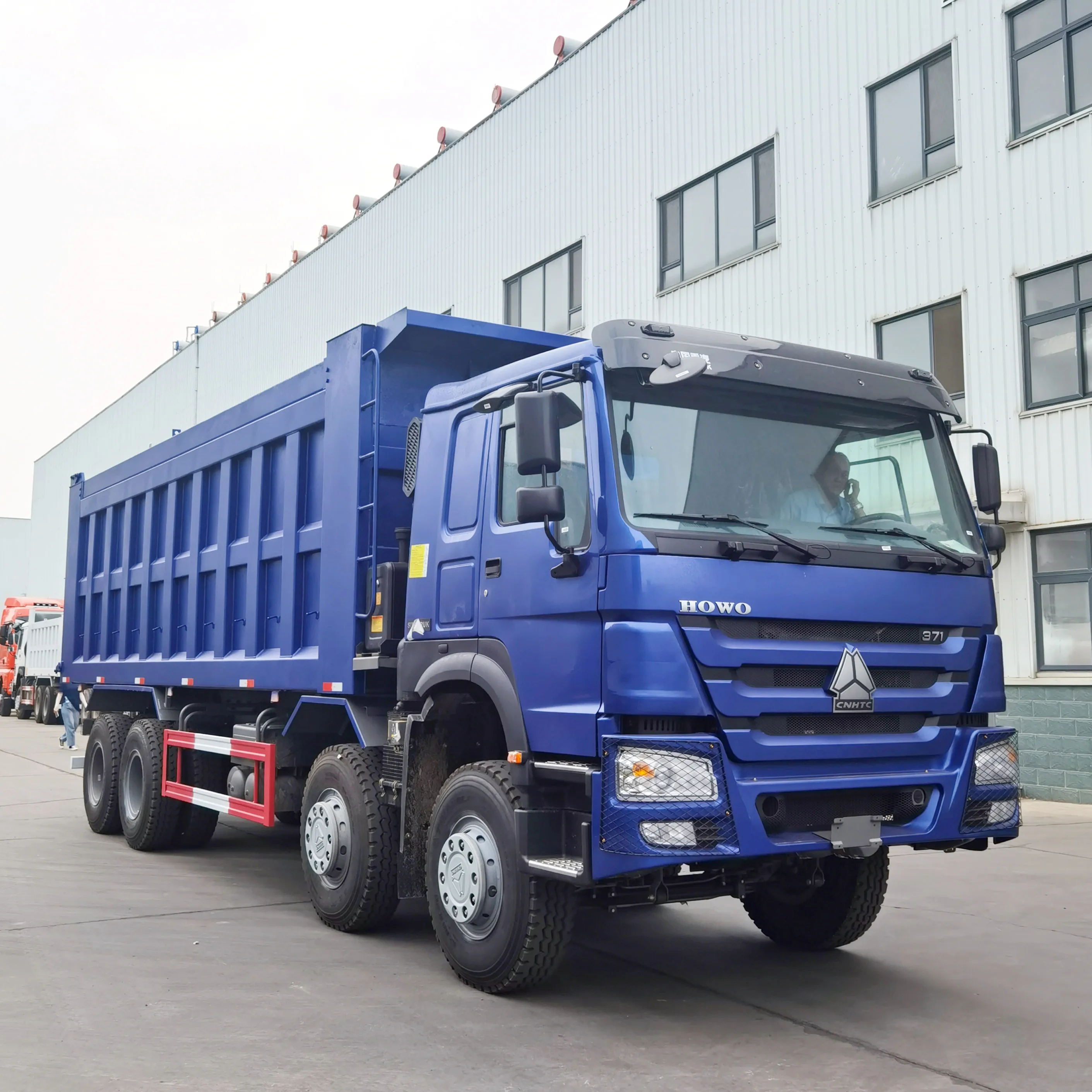 China SINTRUK Right Hand Drive Heavy Duty 8x4 12 Wheels 371/375Hp Used HOWO Dump Trucks For Sale