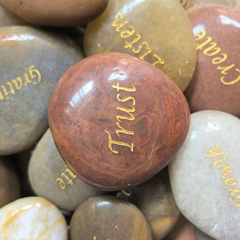 Оптовая продажа подарок на Новый год черный серый желтый благословение Пальмовая галька различные индивидуальные гравированные речные слова камень для сувениров