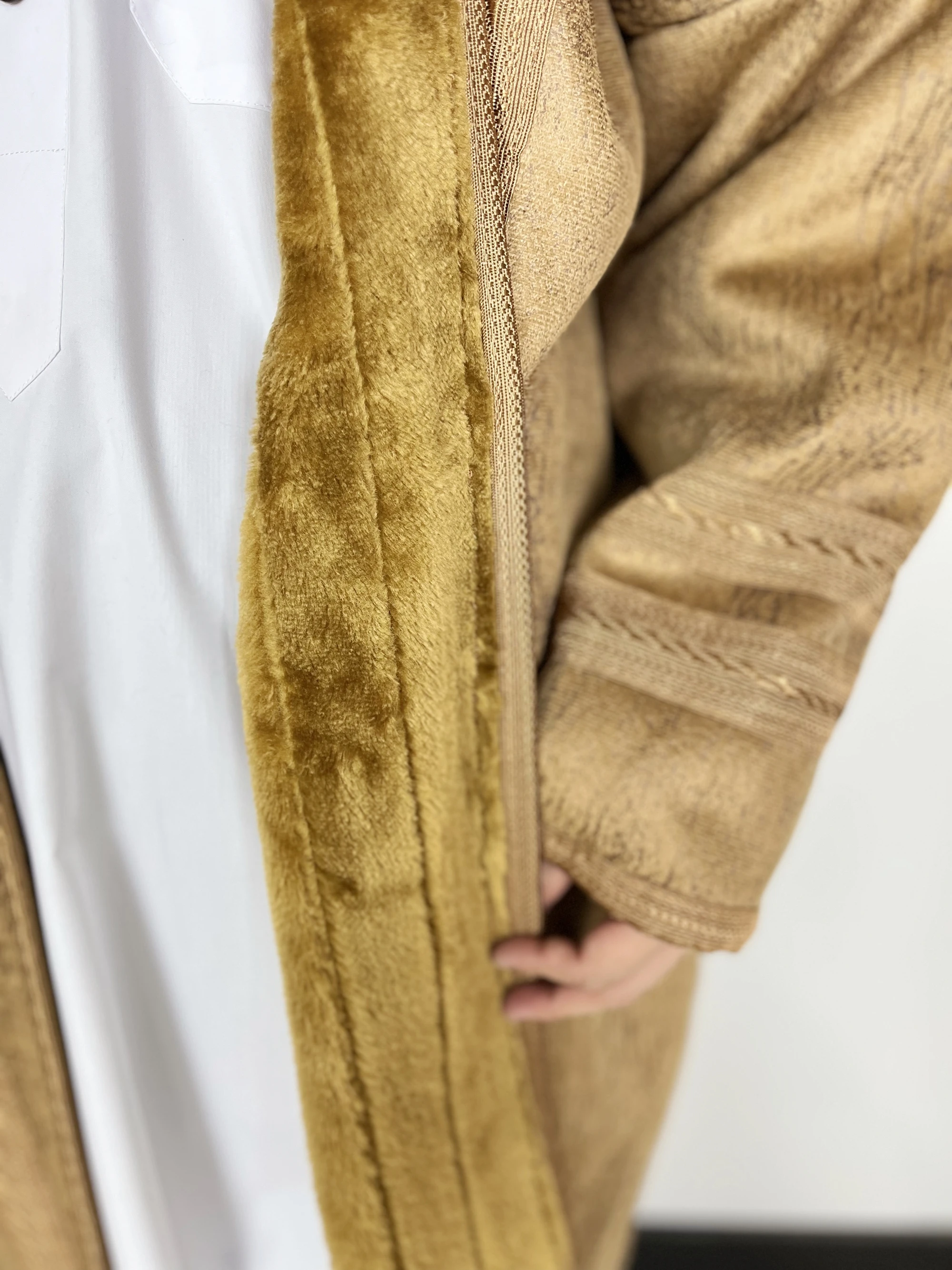 Wholesale Oem New Arrival Custom Islamic Saudi Arabian Winter Thick Warm Chamois Leather Cloak Kuwait Bisht For Men