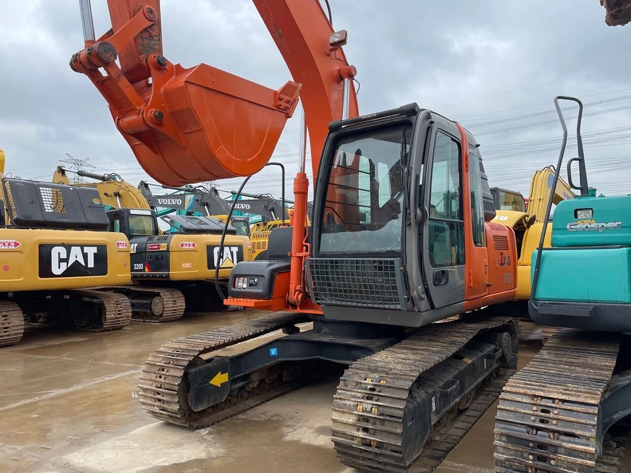 
12 ton used Hitachi ZAX120 excavator is on sale at a low price 