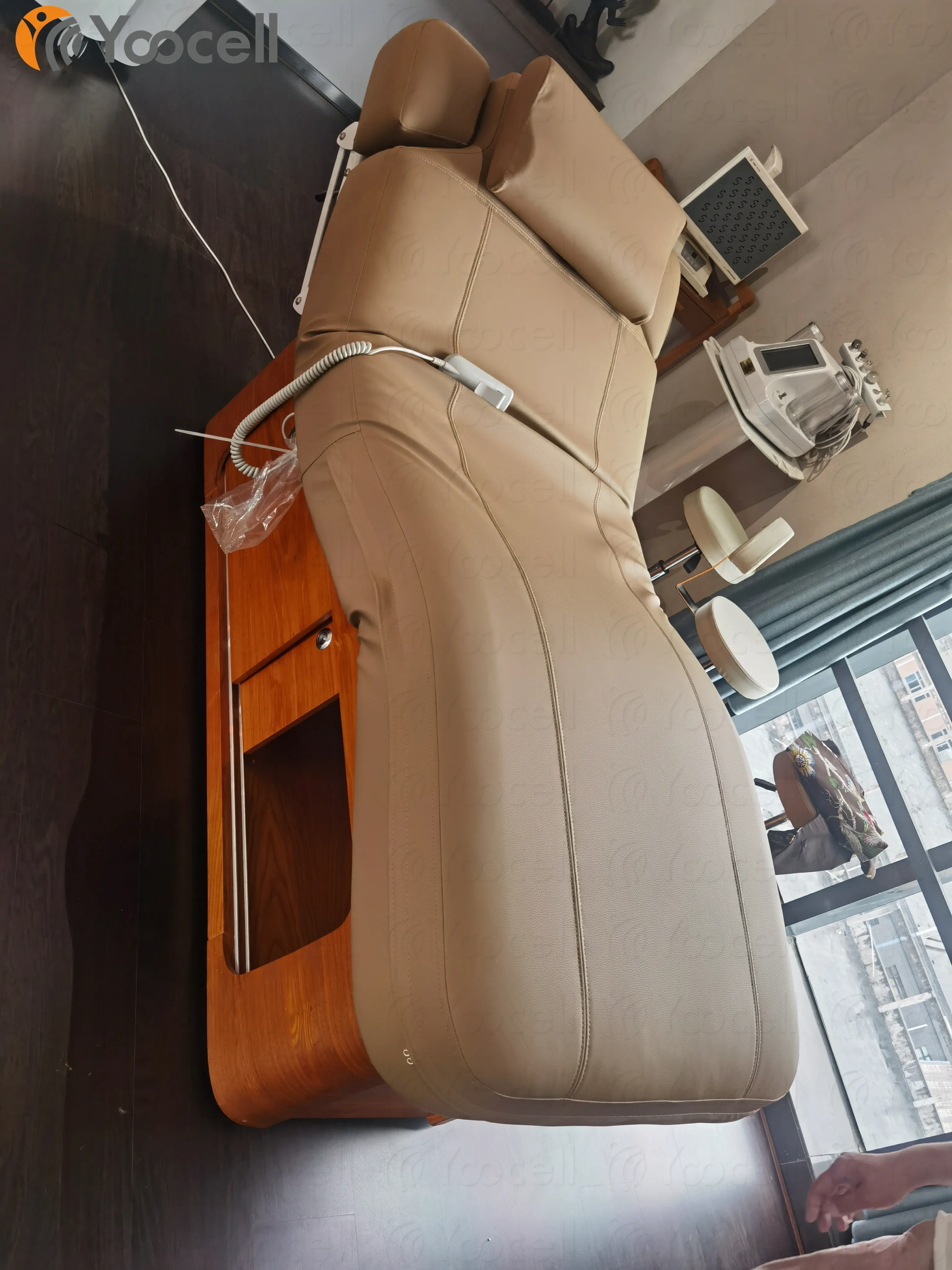 
Yoocell Elegant good quality electric massage table beauty facial bed wood color temperature adjustable luxury style 