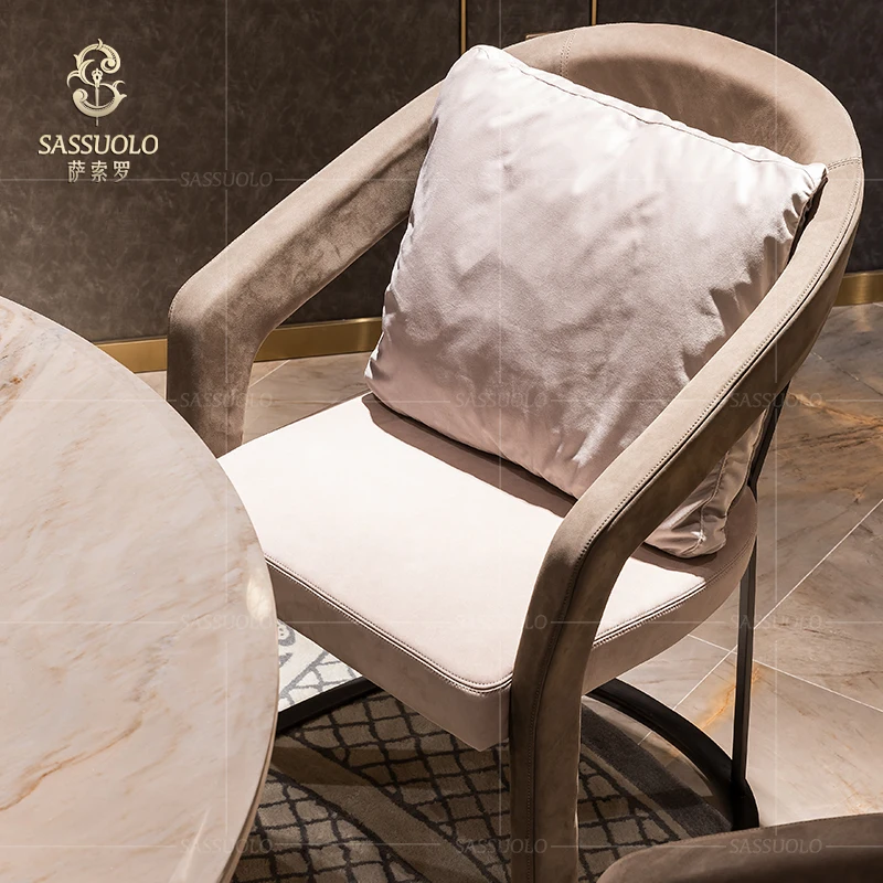 
Sassuolo Modern Leather Armrest Dinning Chairs with Feather Pillow Dining Chair Dining Room Furniture Home Furniture Metal Soft 