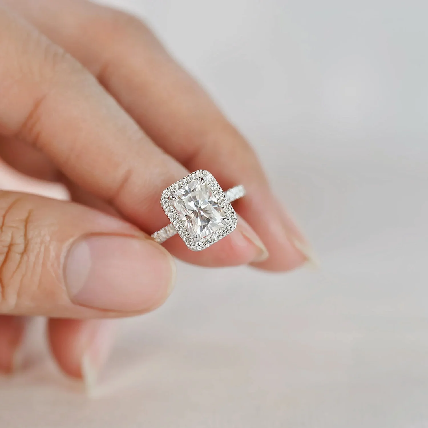 Jovovasmile 2 Carat Center 8x6mm Modern Radiant Cut 18K White Gold Moissanite Wedding Ring for Woman Engagement