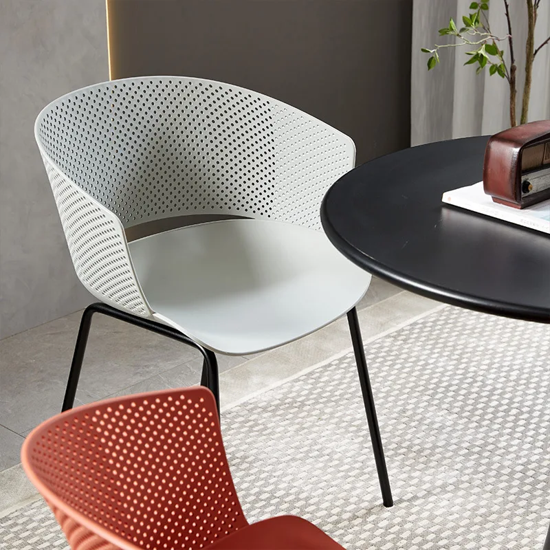 Простые роскошные современные пластиковые стулья для столовой мягкие удобные штабелируемые взрослых со спинкой