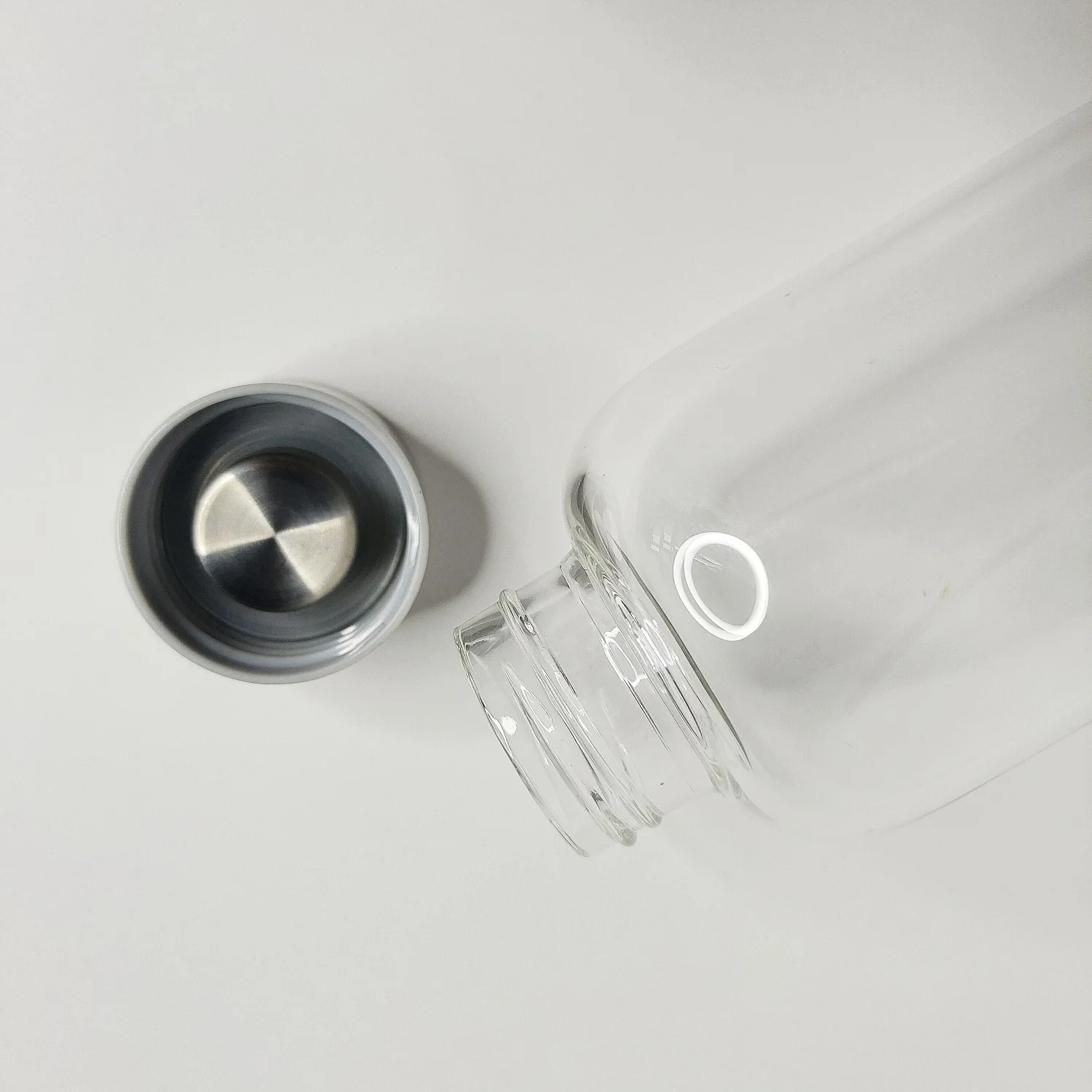 High Borosilicate Custom Logo Clear Glass drinking Bottle Luxury Style Smooth Glass Water Bottle With Sealing lid