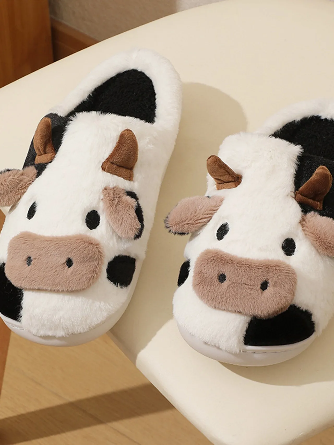 Wholesale plush furry winter home couple ladies fashion fur cartoon cow women slipper for women cute cartoon cow slides