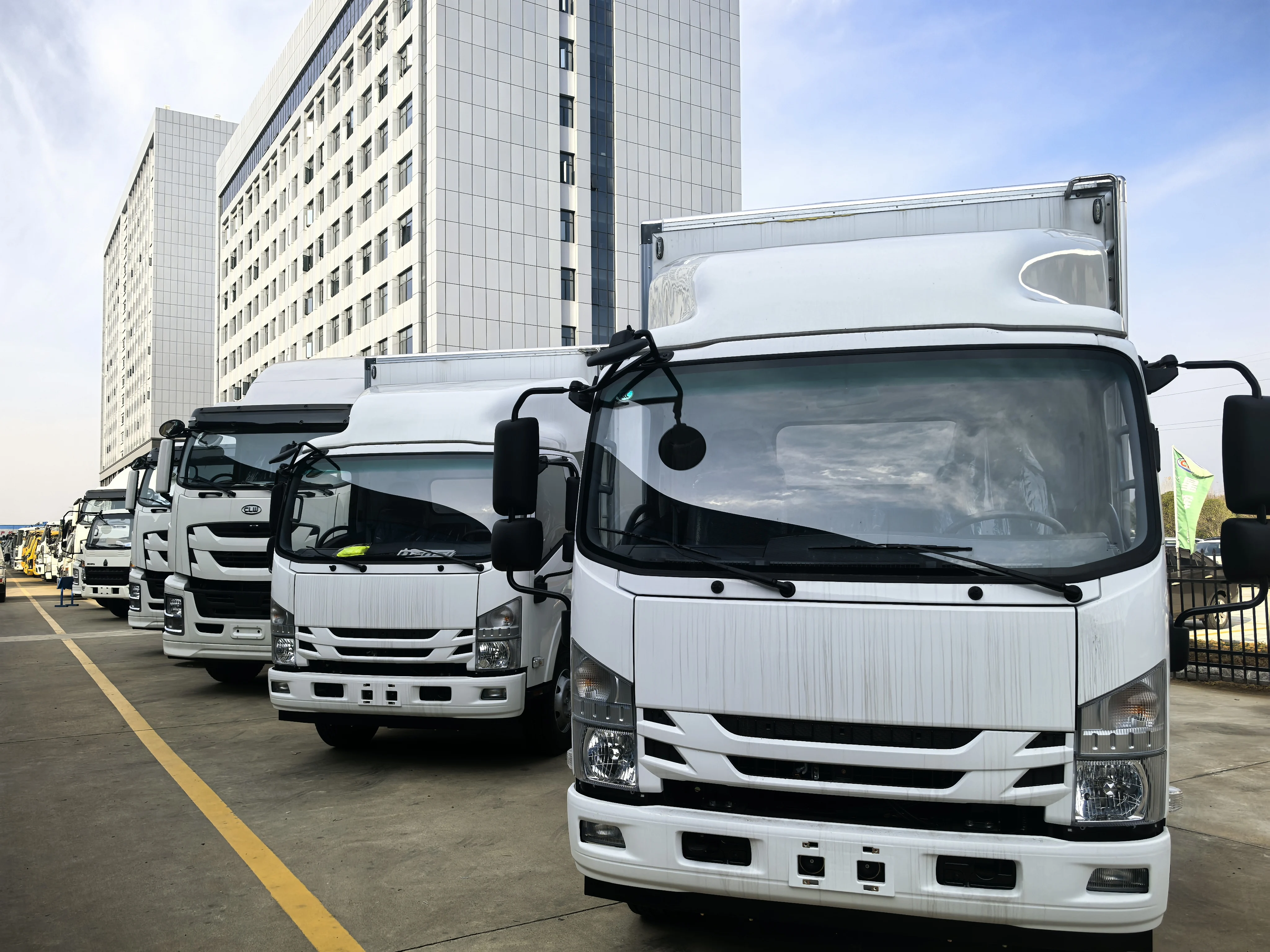 Factory Price ISUZU GIGA 10 ton 4*2 cargo flatbed fence truck manufacture customization available