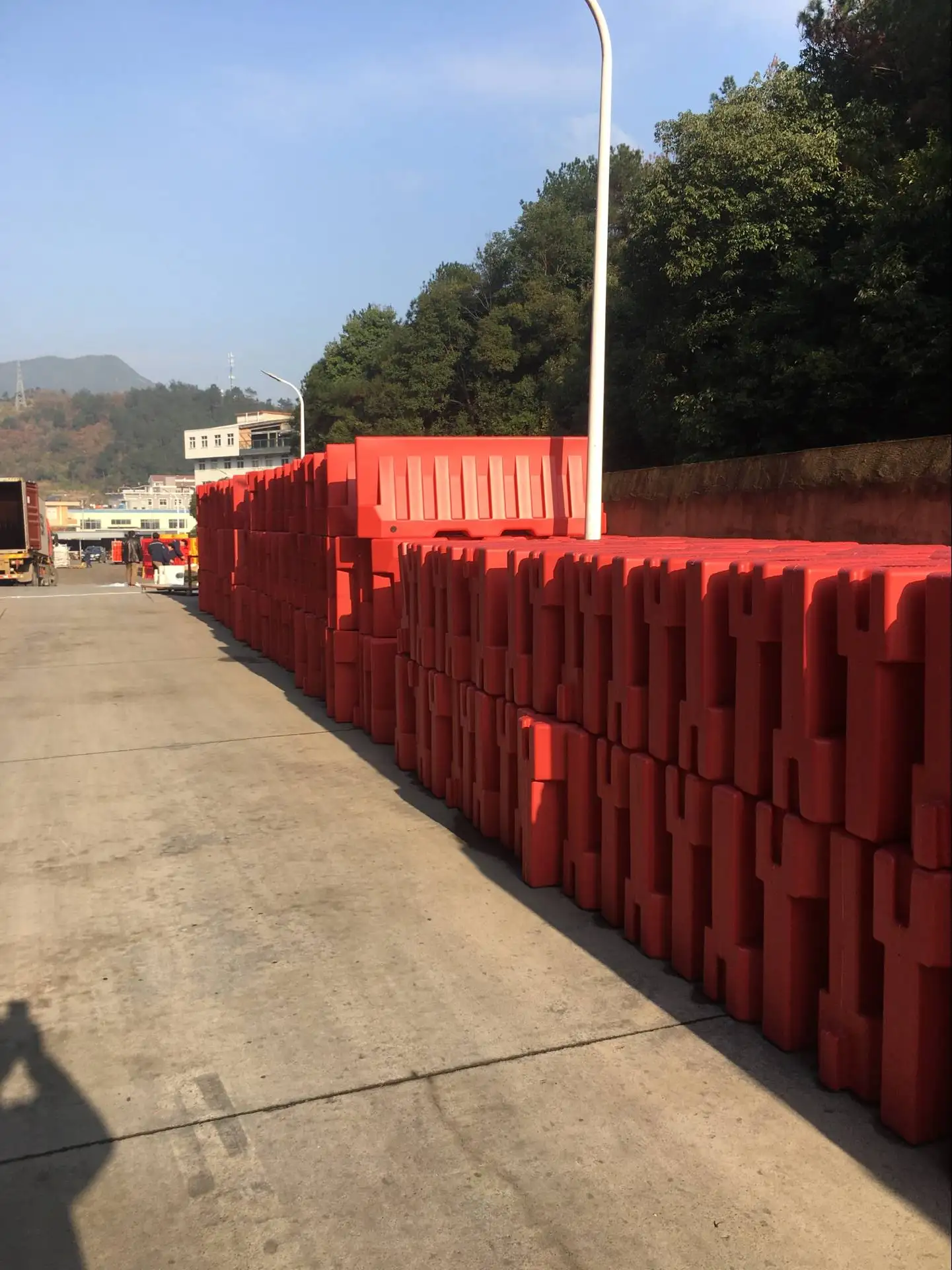 Highway water barrier 2m water filled traffic blowing plastic road barrier dividing line road construction warning barrier fence