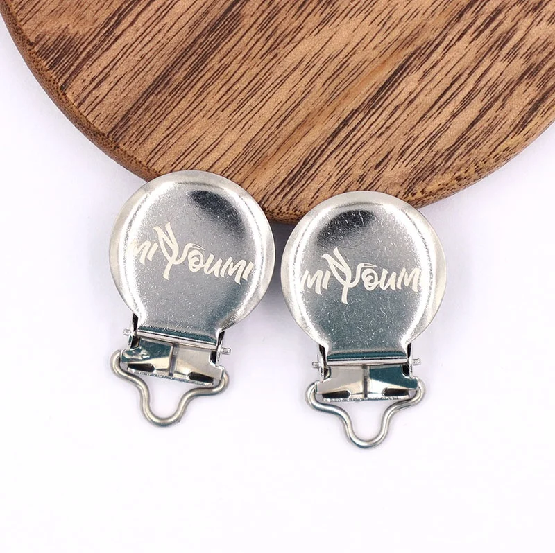 Производитель высококачественных металлических подтяжек с круглой поверхностью 3/4 дюйма, зажимы для пустышки из нержавеющей стали с лазерным логотипом