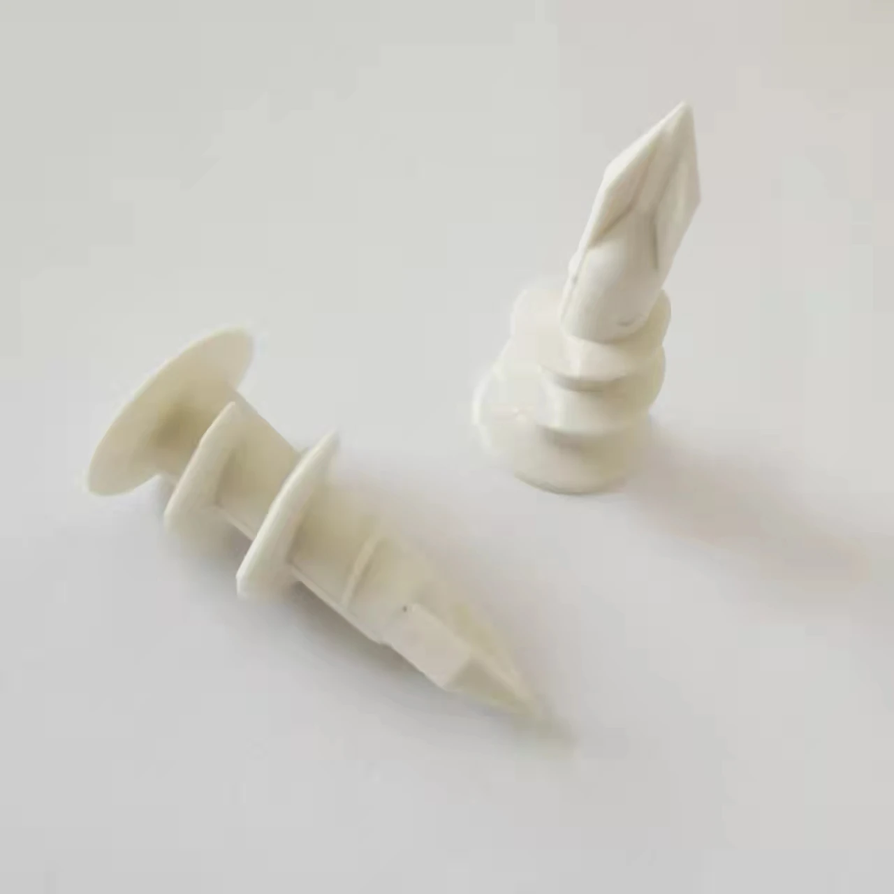 Конкурентоспособная цена 14X32 пластиковый простой якорь самосверляющийся нейлоновый гипсокартон