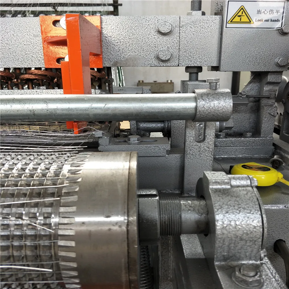 Automatic electric galvanized wire weld mesh making machine in roll
