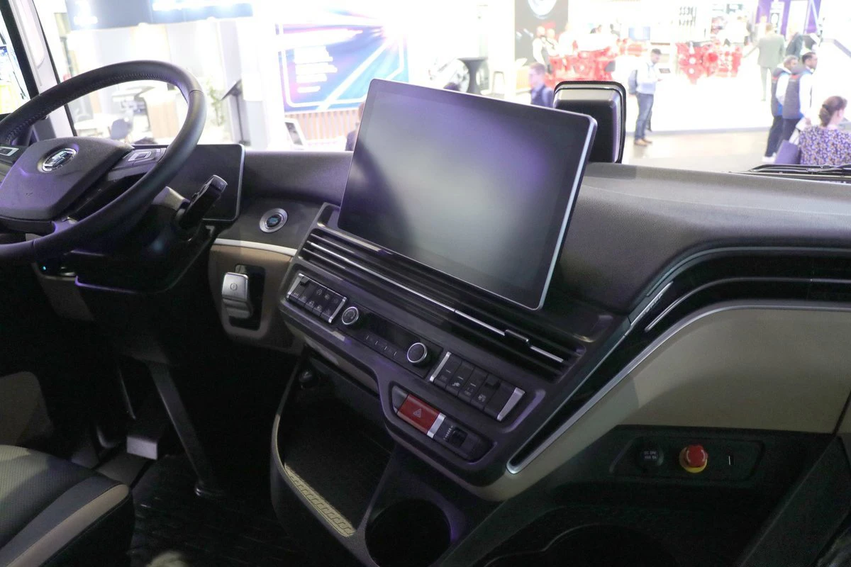 New 4x2 half row 2 seats sleeper cab 6 wheels 315/70r22.5 tires ABS EBS battery capacity 15kWh hybrid heavy tractor truck