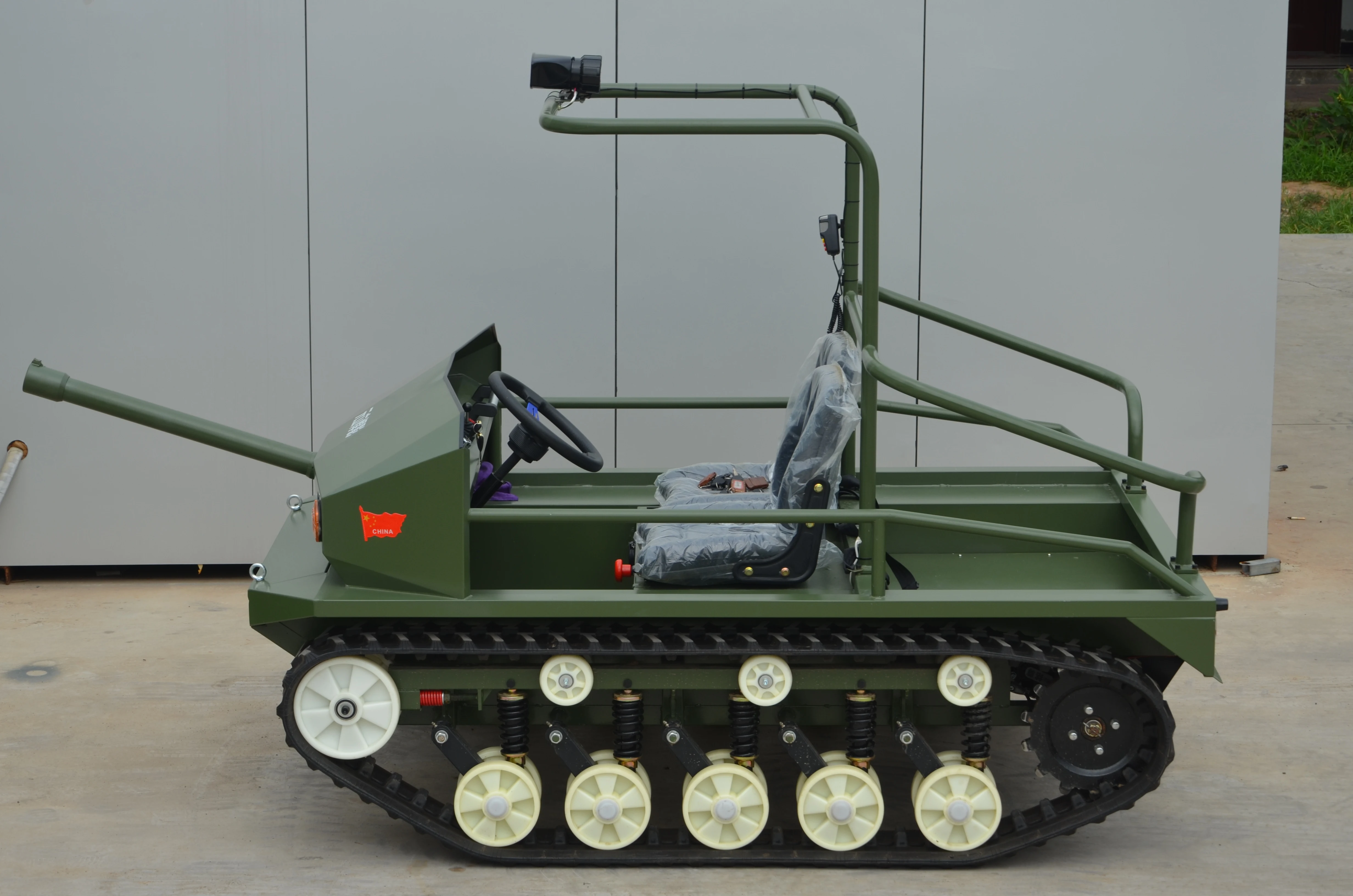 All-terrain electric pleasure tank vehicle, off-road vehicle, tractor, 4000w dual motor. Drifting paintsmoke bombs.