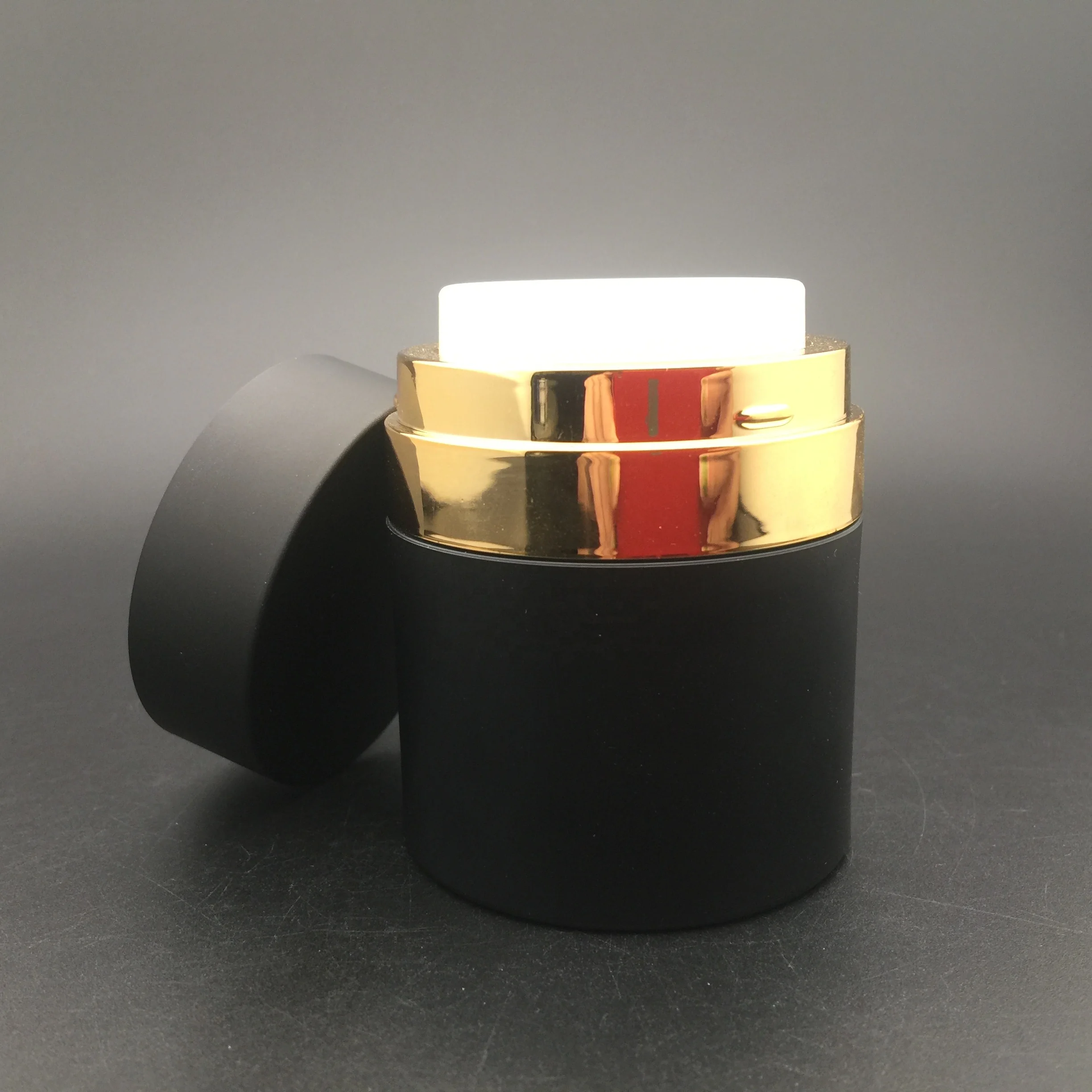 Роскошная Косметическая баночка для безвоздушного крема с крышкой, черная с золотым пластиком, Бесплатная индивидуальная шелкография MS, JM-03 горячего тиснения