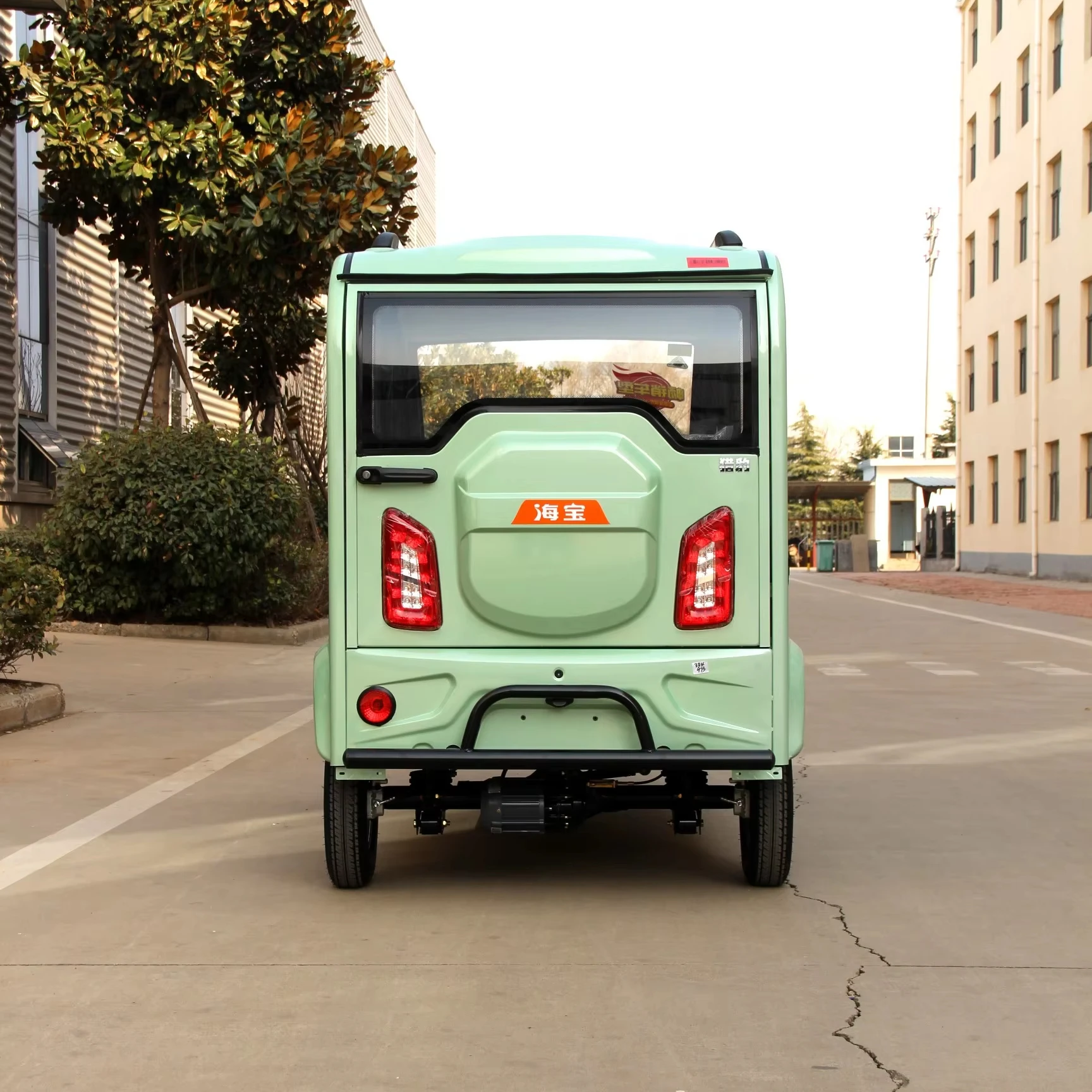 New energy vehicles Made in China hybrid electric mini electric vehicles New city buses electric passenger tricycles