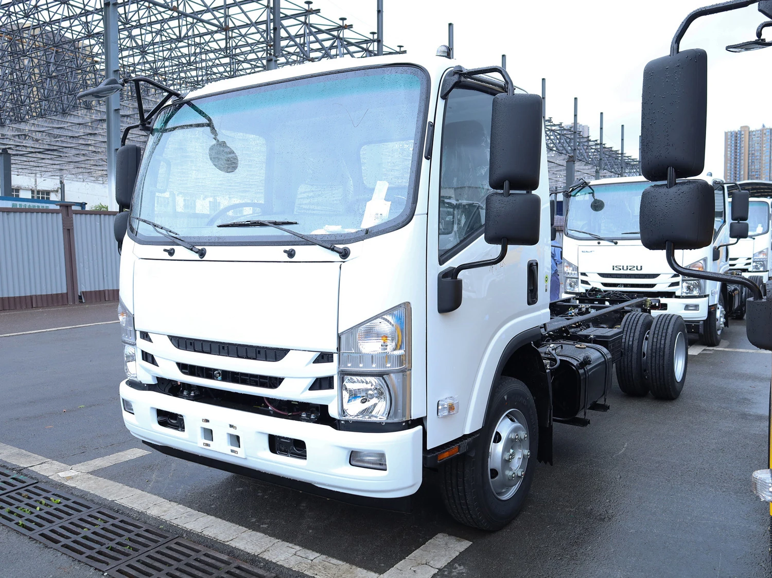 QINGLING Isuzu 6 ton 7 ton NPR Isuzu cabin chassis truck factory direct sale