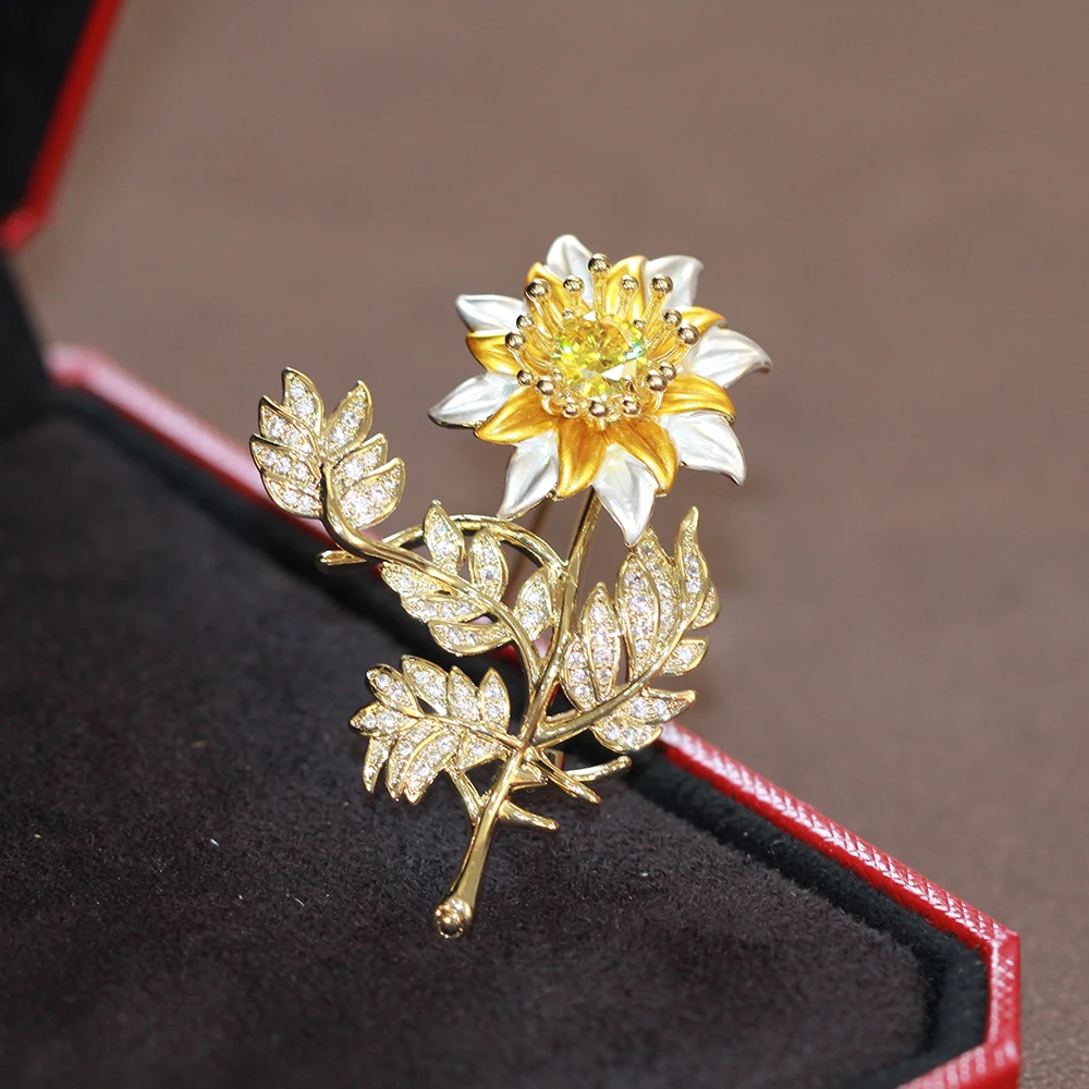 High-grade niche modern sunward flower brooch three color enamel glaze Daisy brooch simple drop oil anti-go light pin