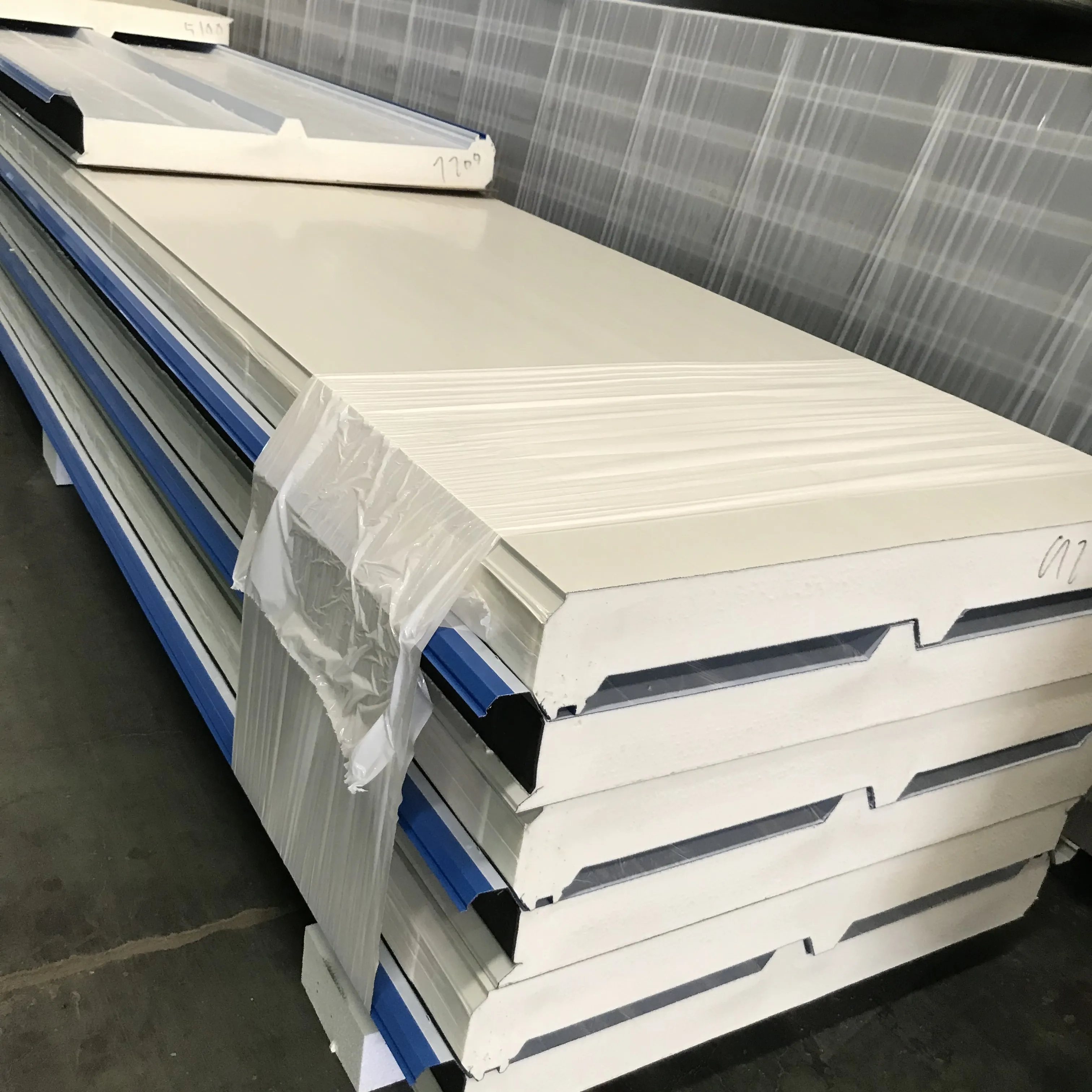 2022 Factory Direct Supply High Quality Insulated 50-150mm PU/PUR/PIR  Sandwich Roof  Panel for cold room