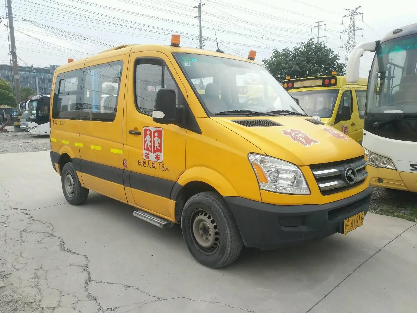 Mini Yellow School Bus Weichai Engine 18 Seater Coach Bus Used King Long School Bus for Children