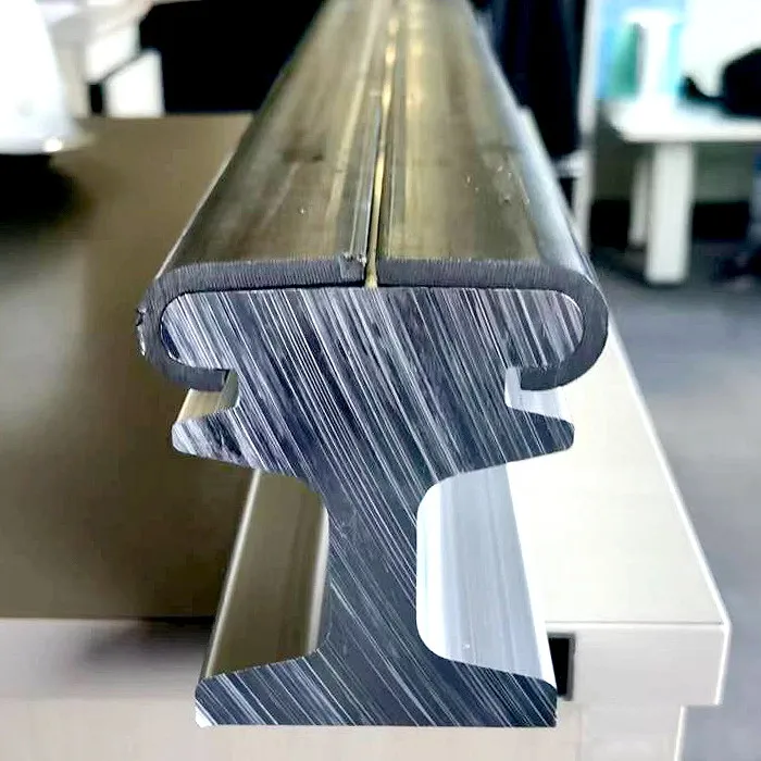 Third current conductor contact rail for metro