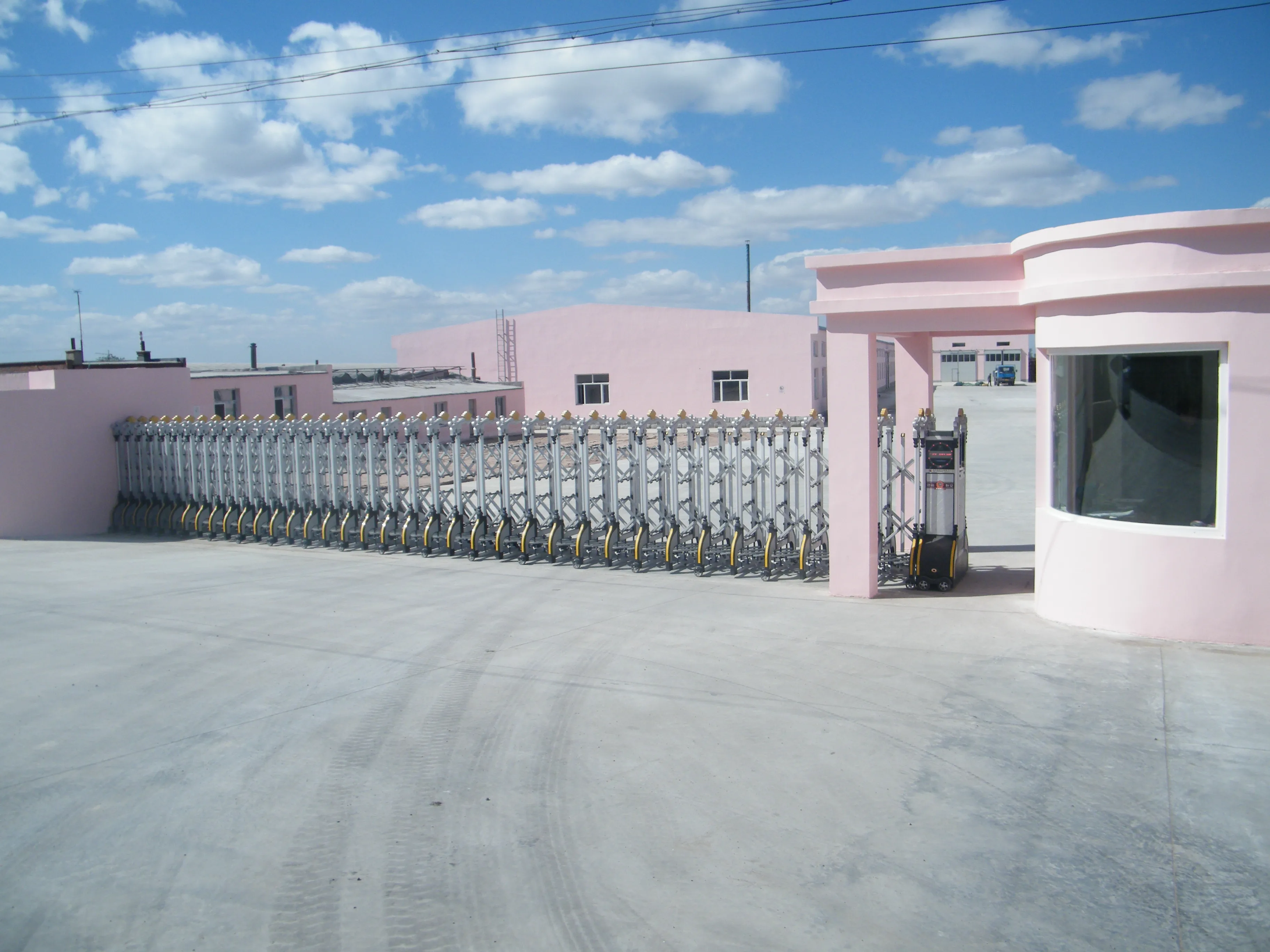 Заводская поставка, Автоматические выдвижные ворота, алюминиевый аккордеон, подъездные ворота