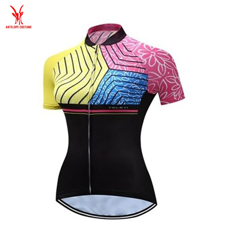 Short sleeved bike shirt A fall top and shorts for cyclists