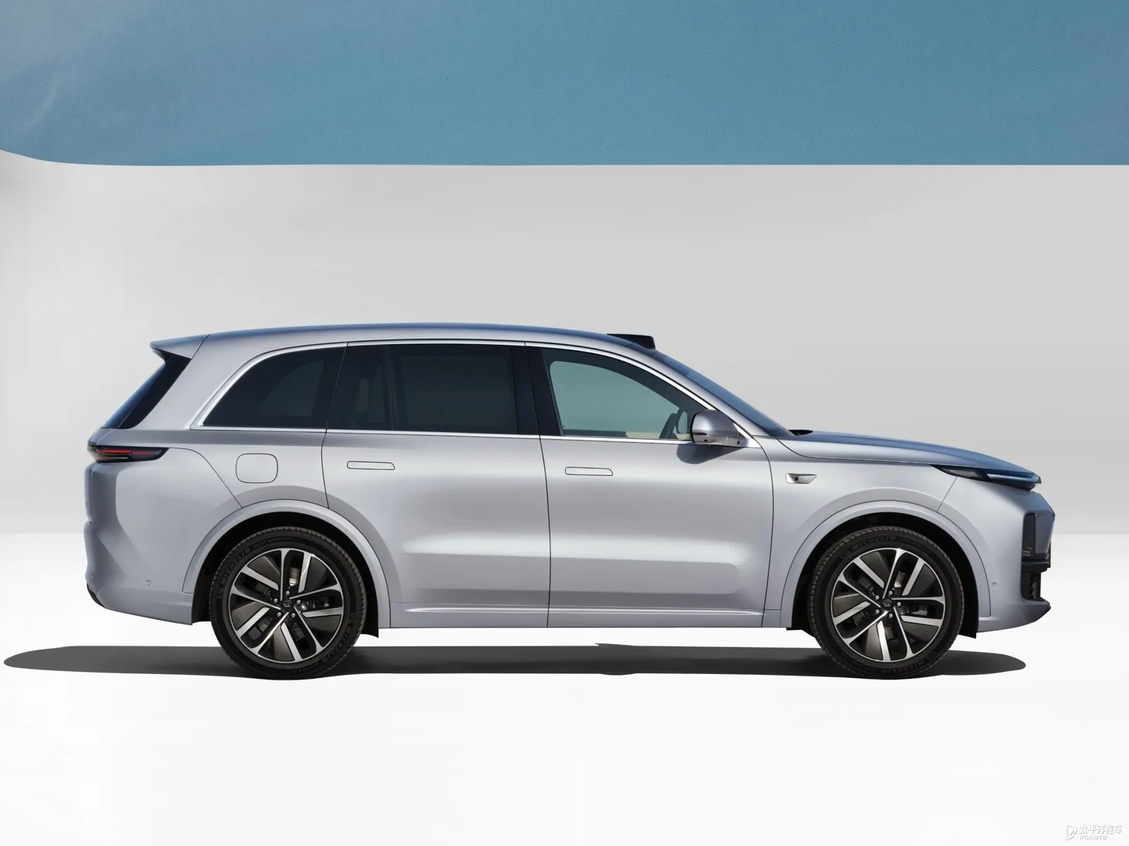 Efficient Hybrid Power Spacious Cabin Advanced Safety Smart Features The Ideal Choice Li Auto L8 SUV  Cars