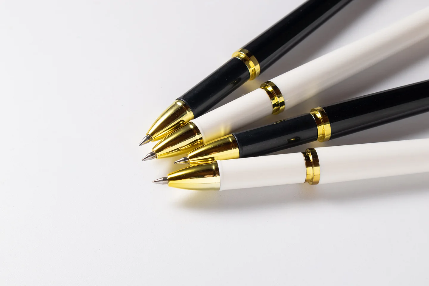 Custom Logo Promotion Gift Pen Wholesale Office Stationery White Roller Pen Metallic Simple Sense Plastic Gel Pen