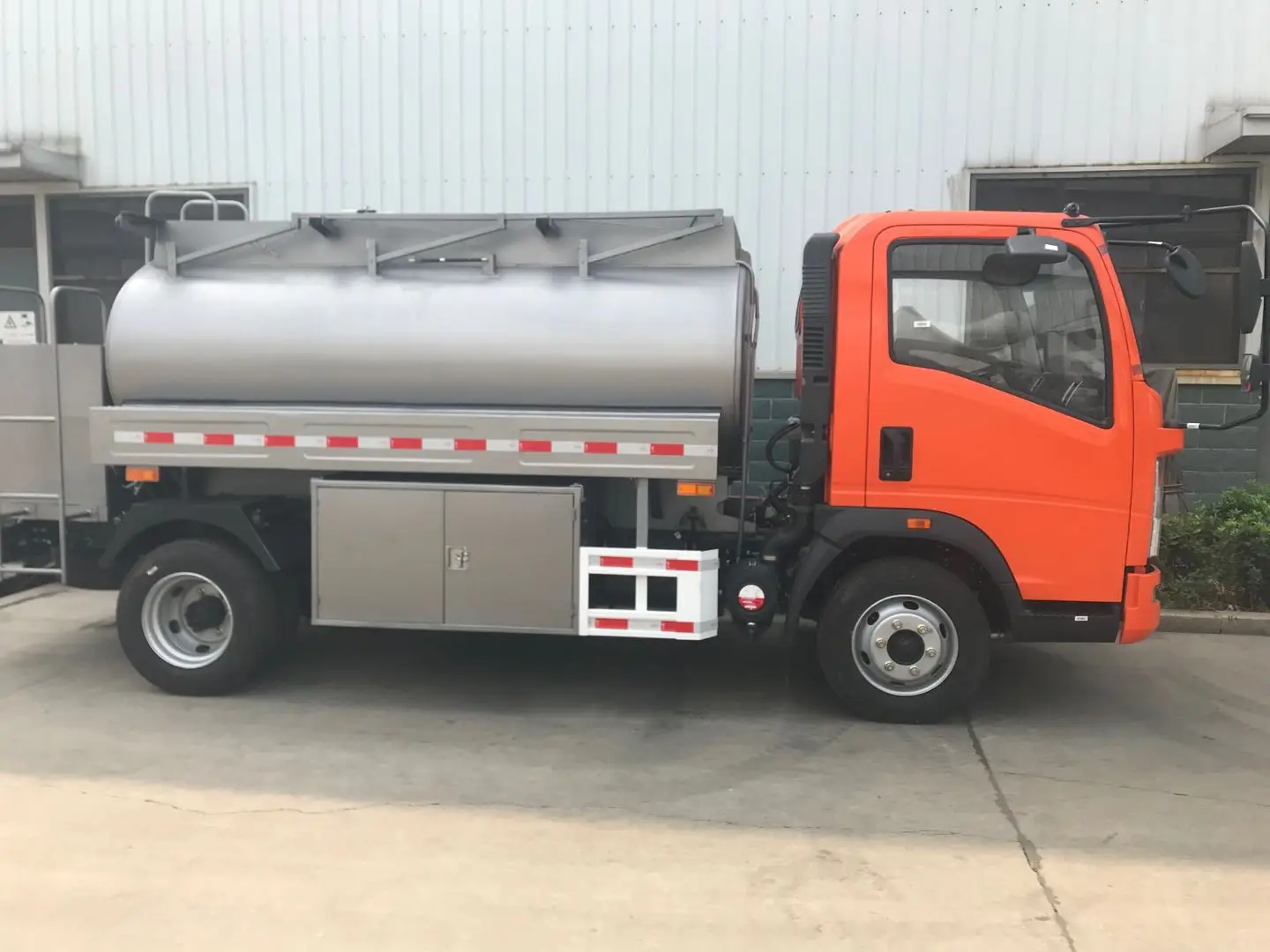 Cheap Price New SINOTRUK HOWO 6Wheels LHD RHD 4x2 5000L Fuel Tanker Trucks for Sale