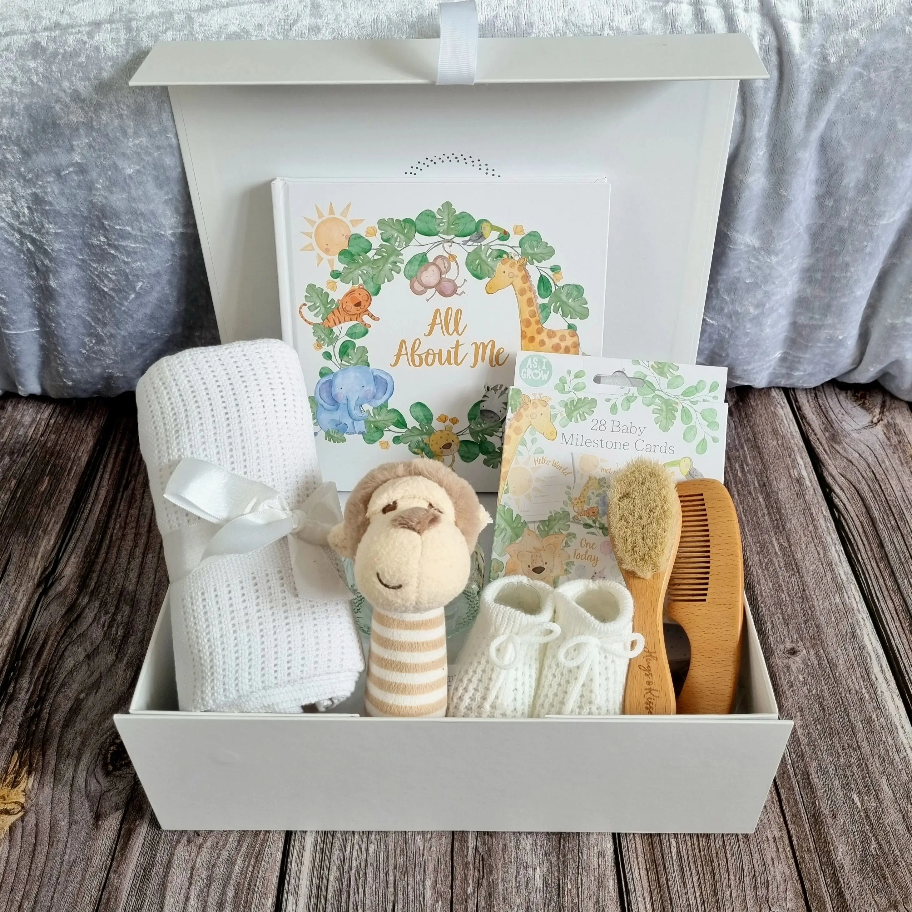 Custom Printing Animal Giraffe Gender Neutral Gift Box Hamper New Baby Book Set Unisex Baby Shower Gifts With Magnetic Boxes