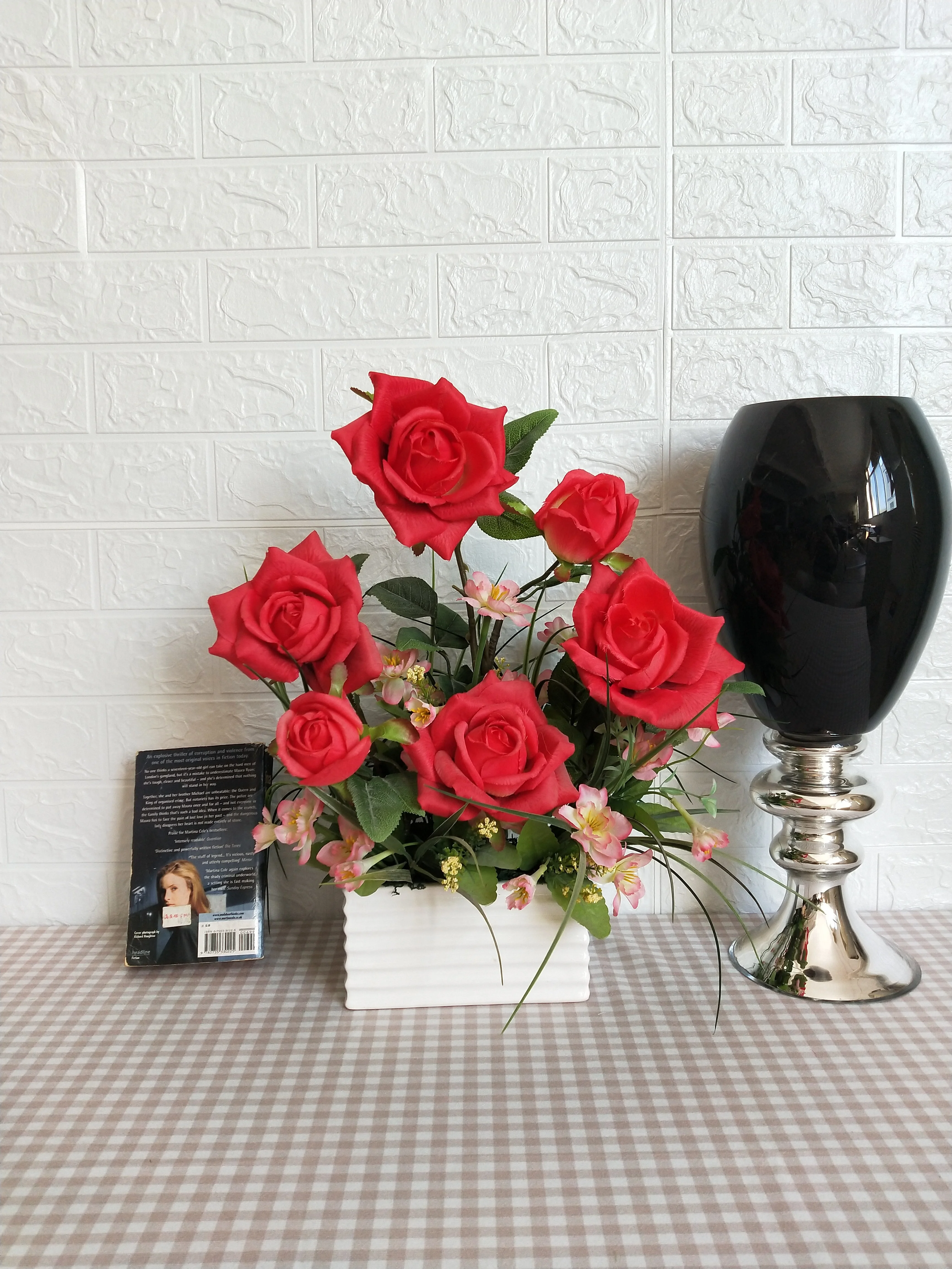 2024 the best seller product Gift Red  artificial flower Rose  arrangement in vase for wedding