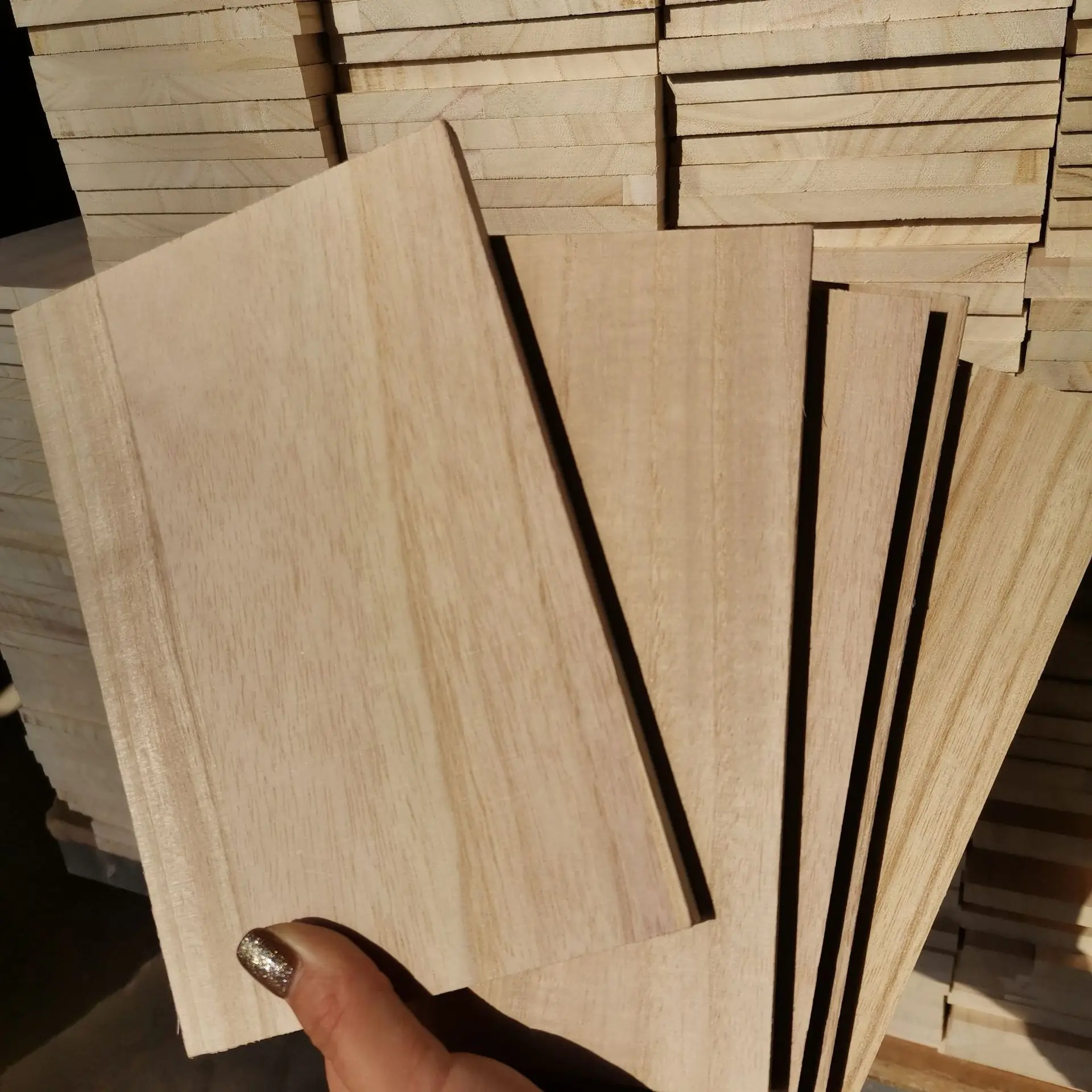 Кедровый сайдинг, древесина павловнии, деревянная древесина, доска из массива дерева