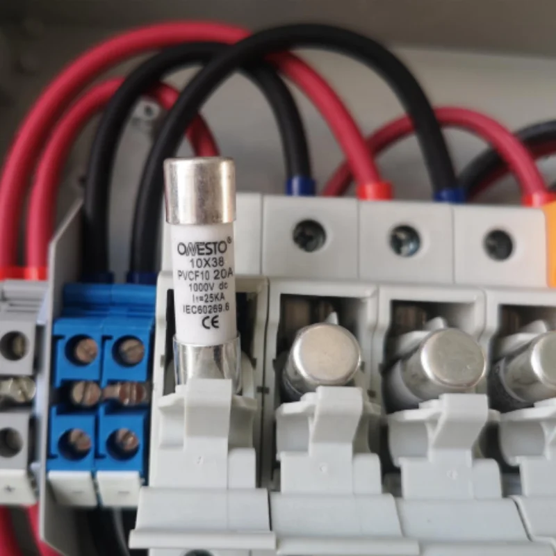 Wholesale Plastic Distribution Box for PV System DC 1000V 25A Combiner Box with Fuse Isolation Switch 2 String Protection Box