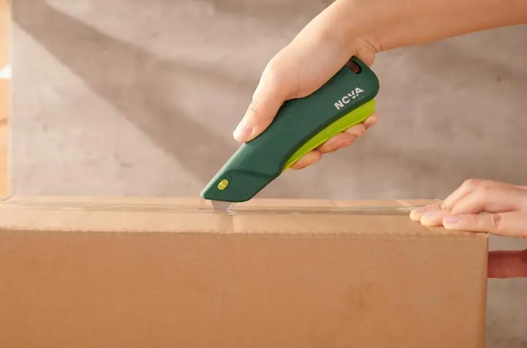 Blade automatically retracts safety box cutter smart squeeze trigger knife
