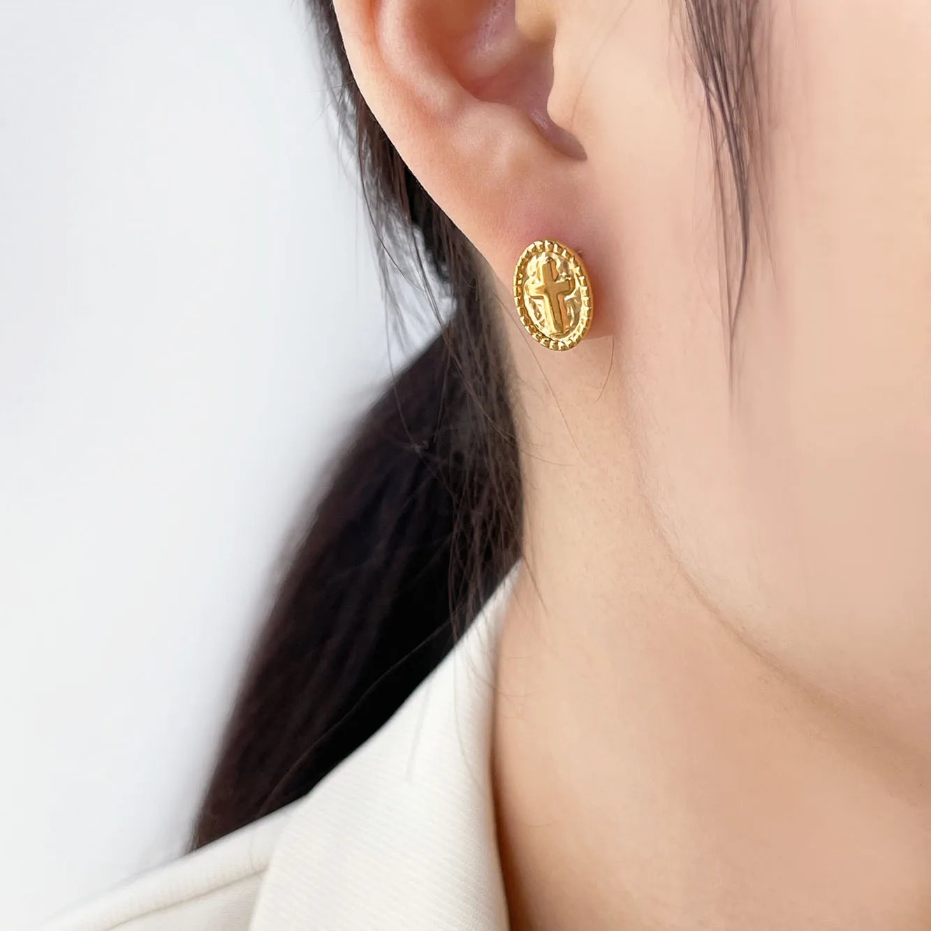 E0206 Vintage Dainty Oval Cross Relief Snake Cartilage Stud Earrings Women Gold Oval Earrings With Symbol Serpent Stud Earrings