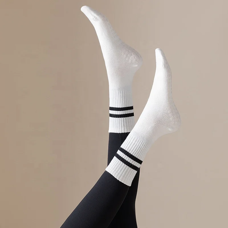 Wholesale Custom Logo High Quality New Sport Jacquard Crew Grip Anti Slip Women Pilates Non Slip Yoga Socks