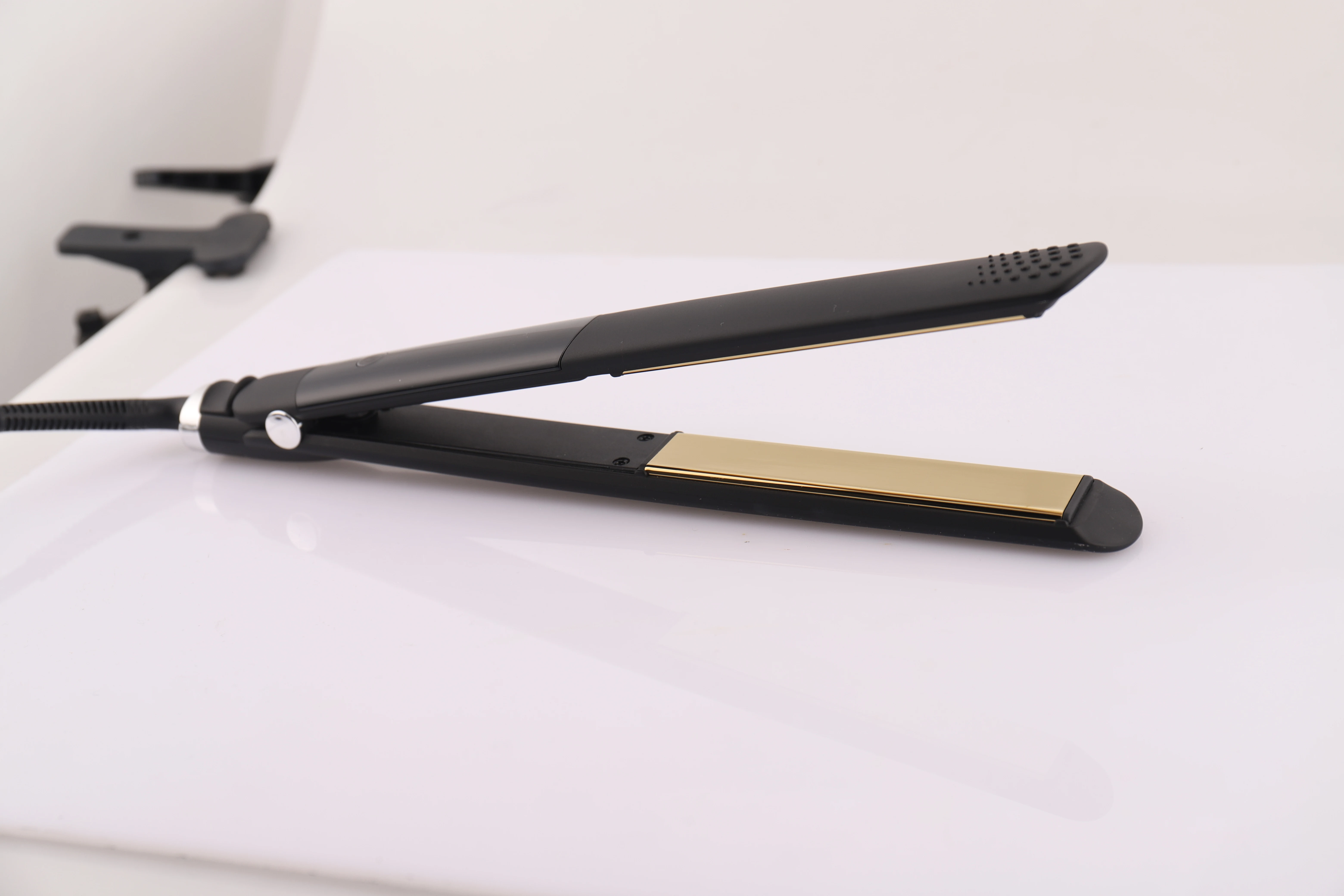 New Design Hair  salon product  hair straightener Titanium Iron Flat with tourmaline infused Fastest heat-up