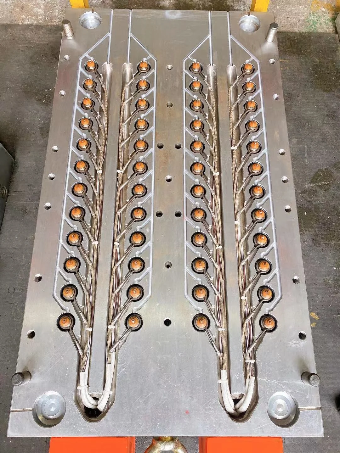 High Precision S136H 72 Cavity Pin Valve Gate PET Preform Mould in Hangxiang Mould Factory