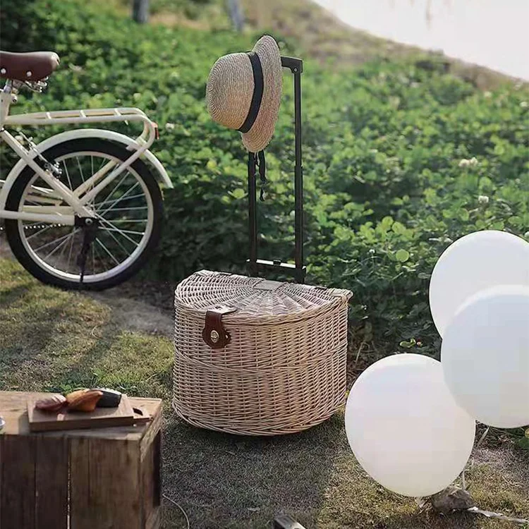 Оптовая продажа праздничная плетеная корзина для пикника с крышкой столовыми приборами