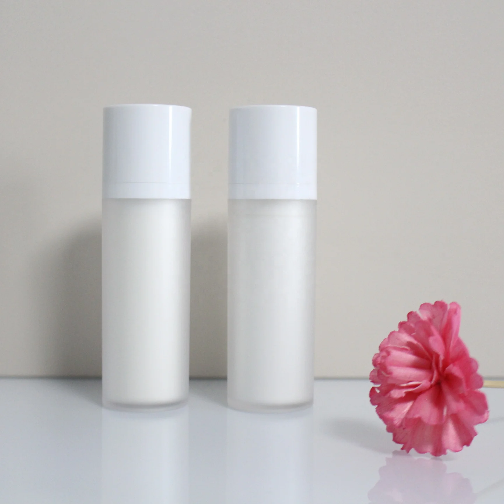 New design 30ml 50Ml square airless serum cosmetic foundation bottle with point pump twist up container airless bottle