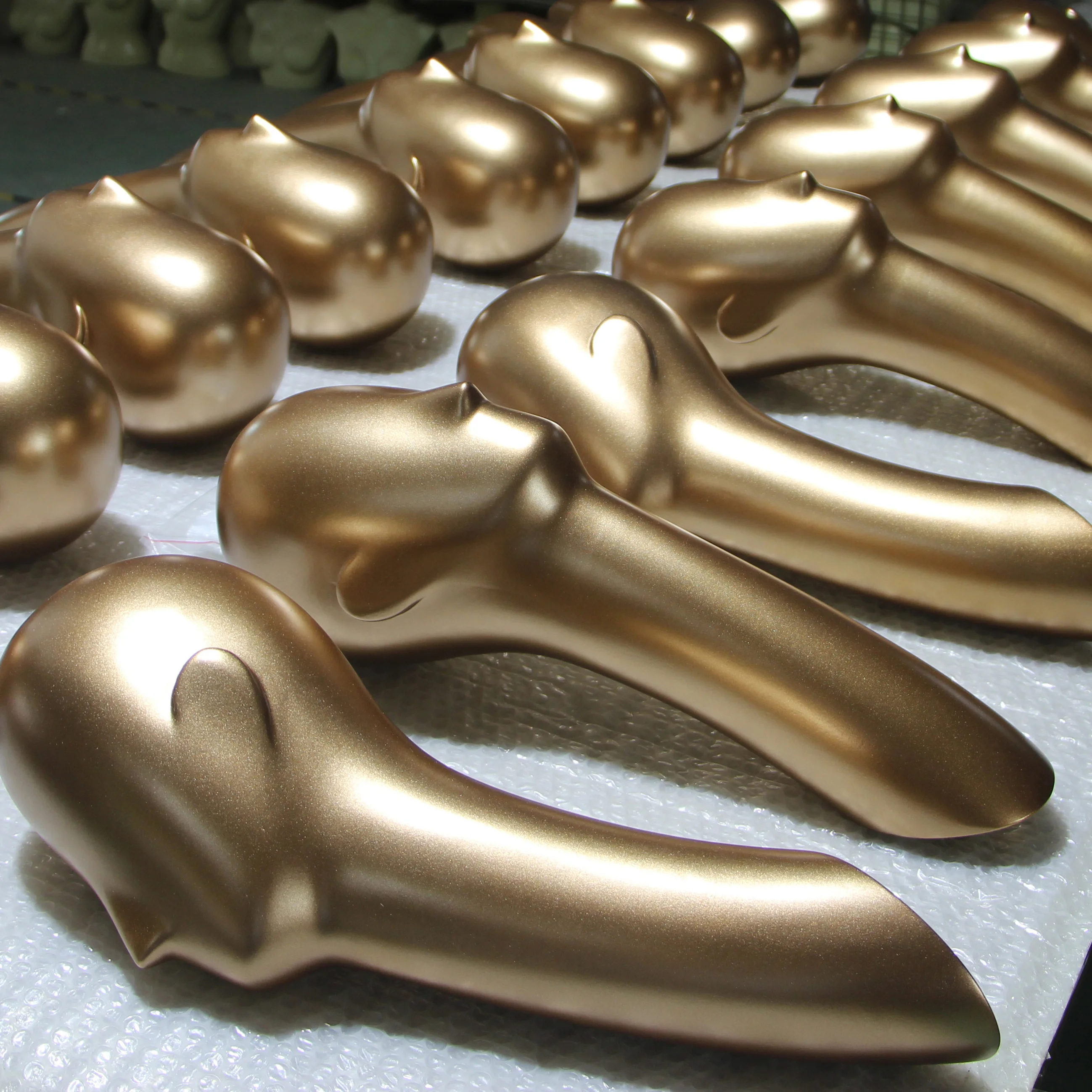 2020 Beautiful Wall Mounted Fiberglass Long Neck Display Mannequin Head for Wigs Hat Scarf Display