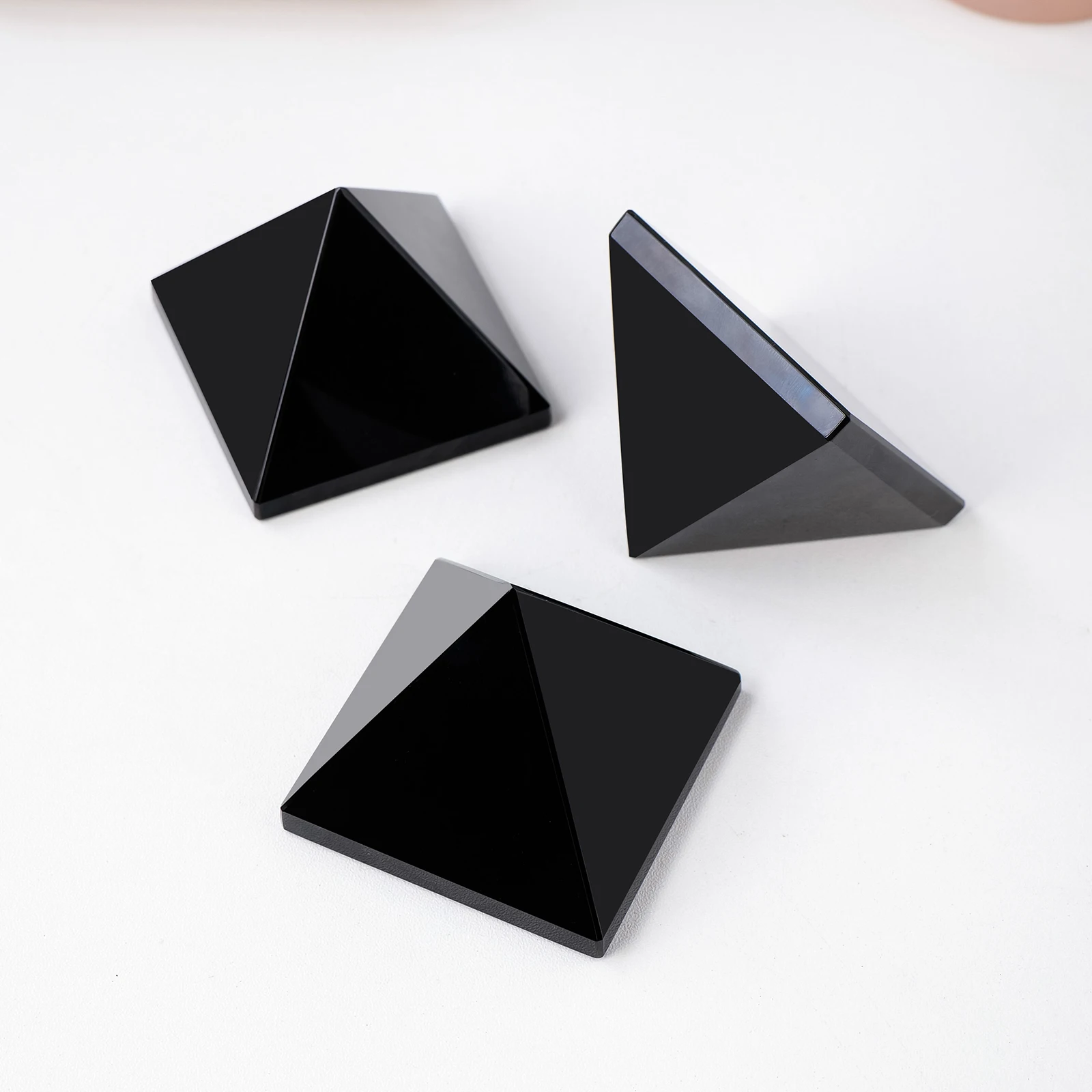 Wholesale Natural spiritual Healing Crystal Pyramid Home decoration obsidian Pyramid Feng Shui crafts