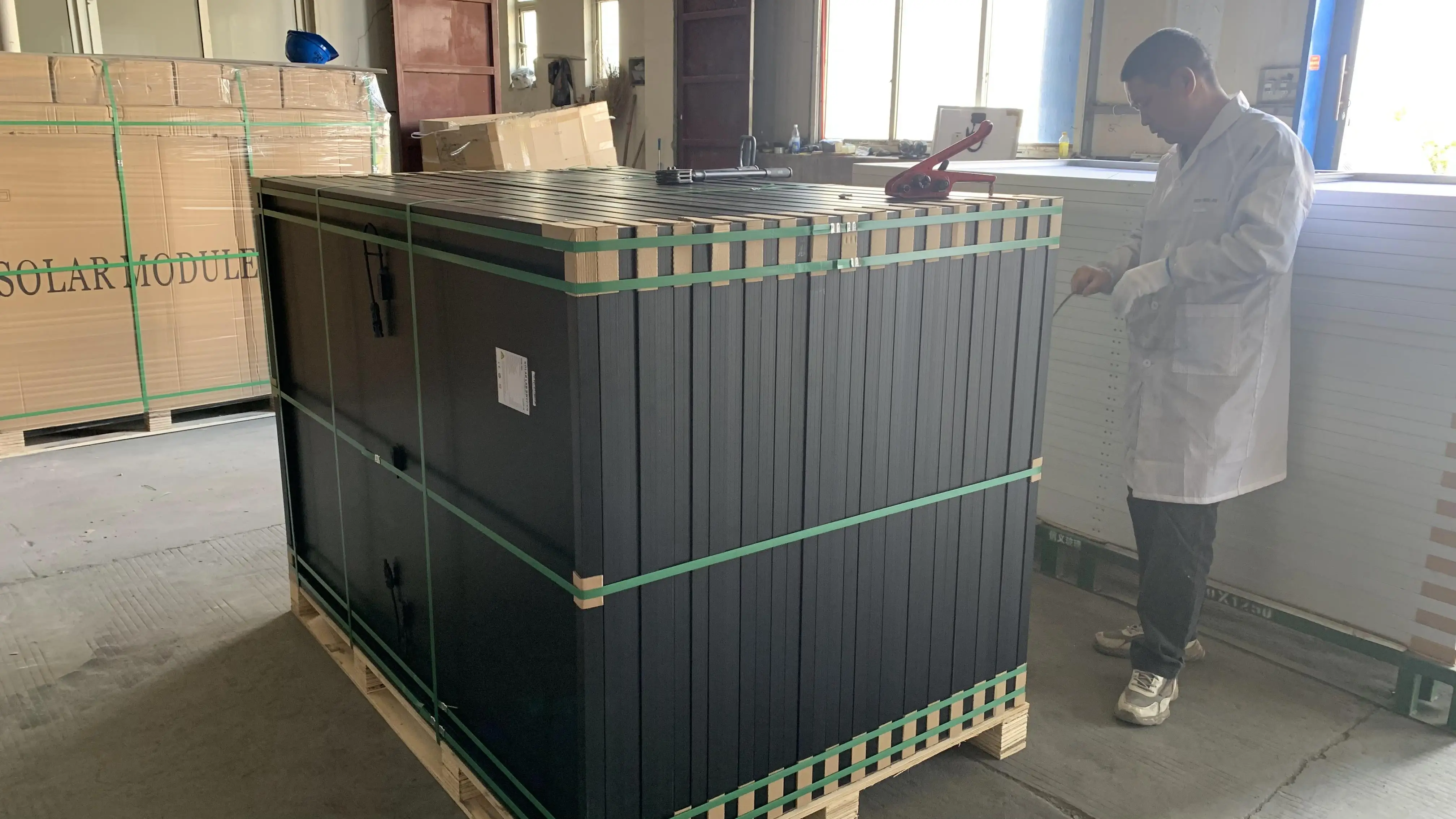 New technology 700W 710W 750W 800W 1000W all black half cell solar panel for home solar system