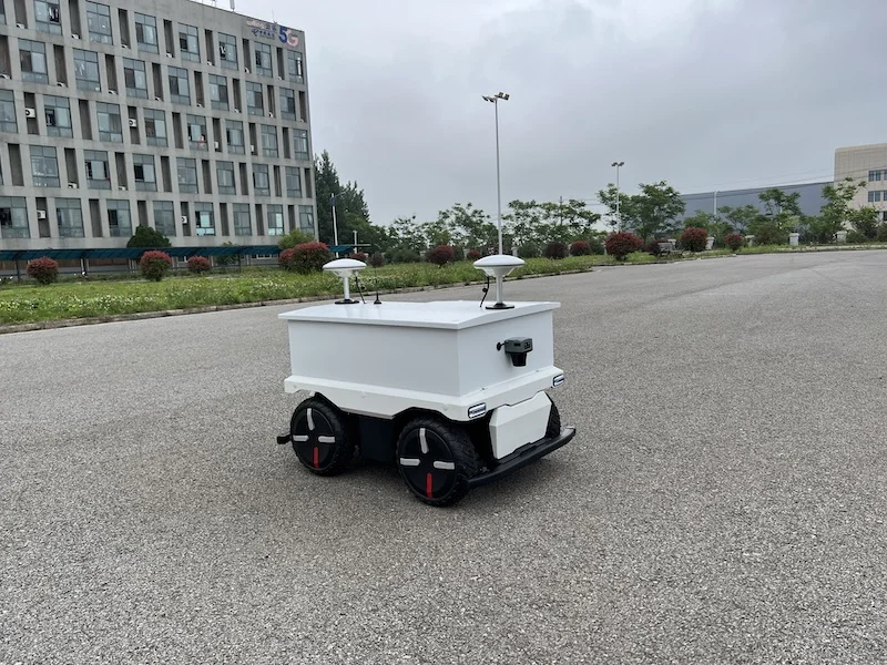 Customized outdoor security robot guard tour patrol robot with camera for commercial UGV-8